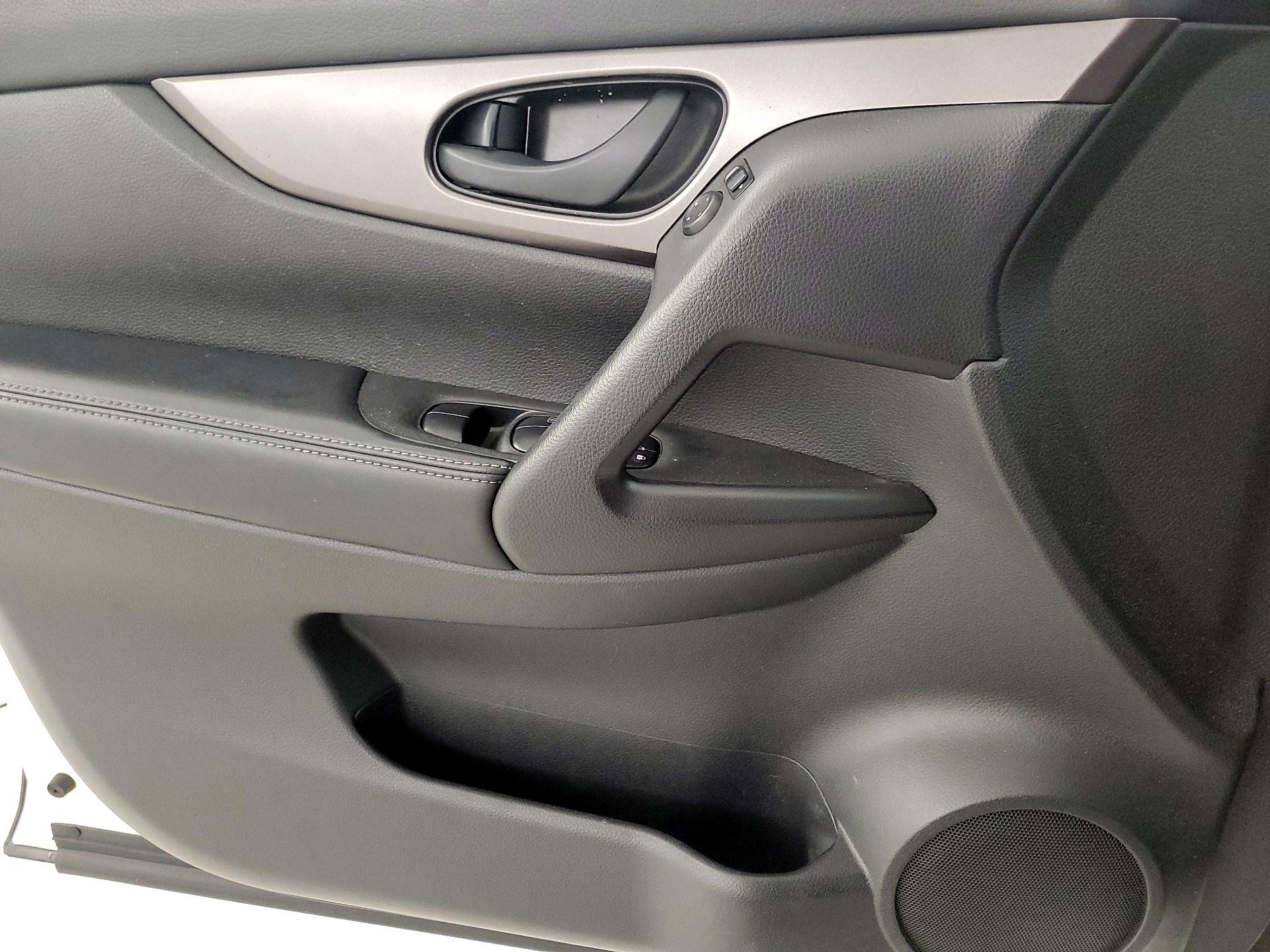 Thumbnail: 2017 Nissan Rogue Sport - 12