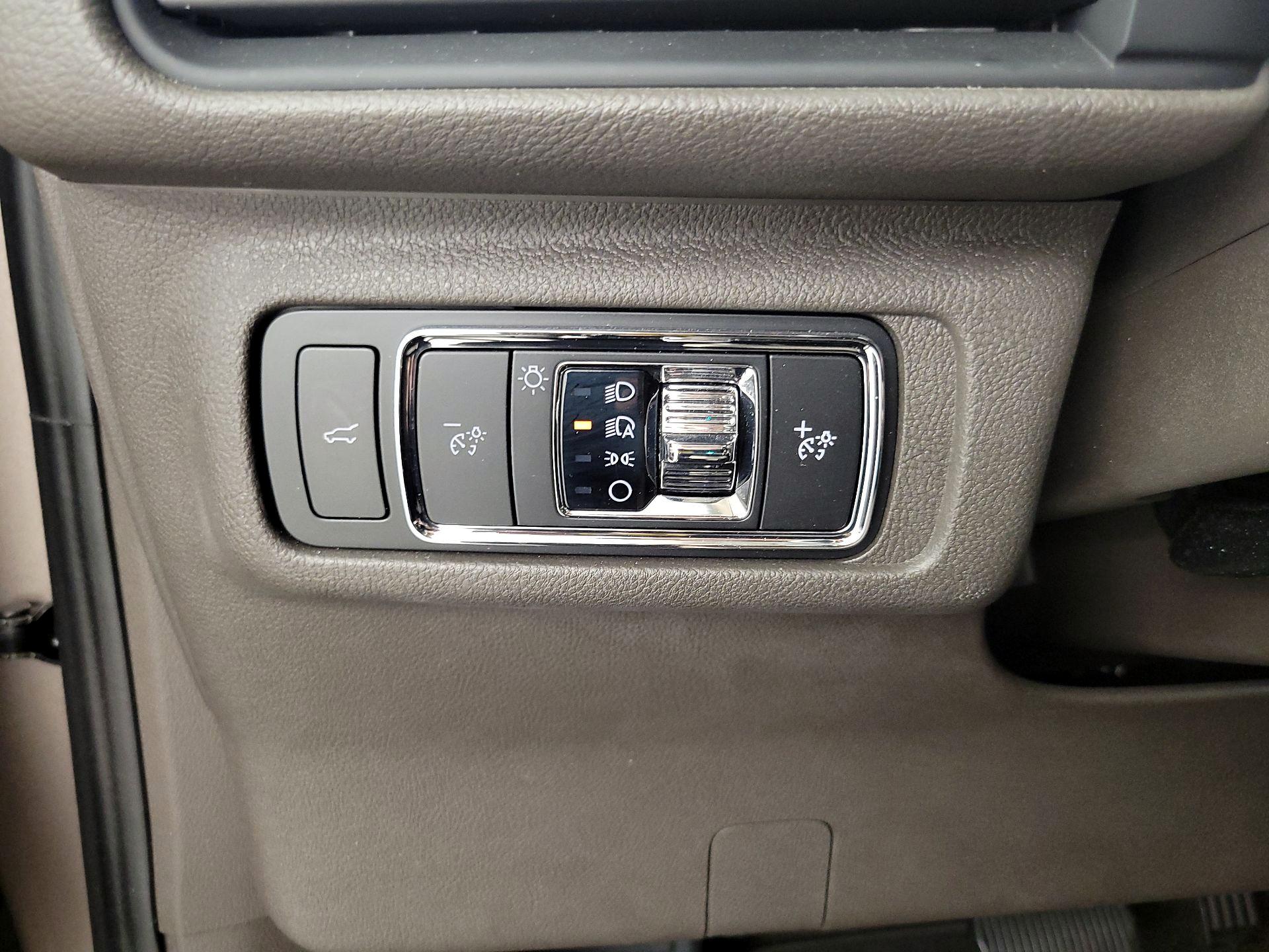 Thumbnail: 2020 Lincoln Corsair - 13