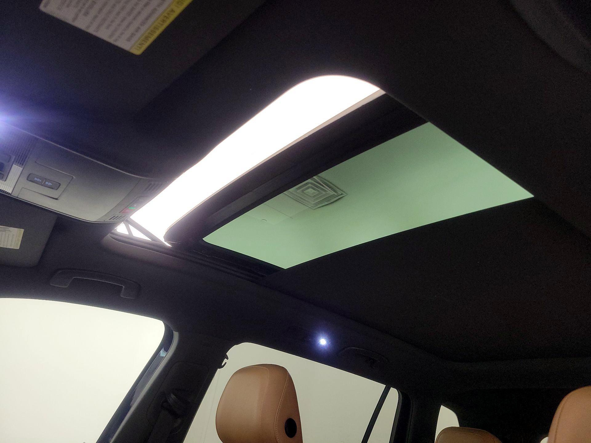 Thumbnail: 2022 Volkswagen Tiguan - 19