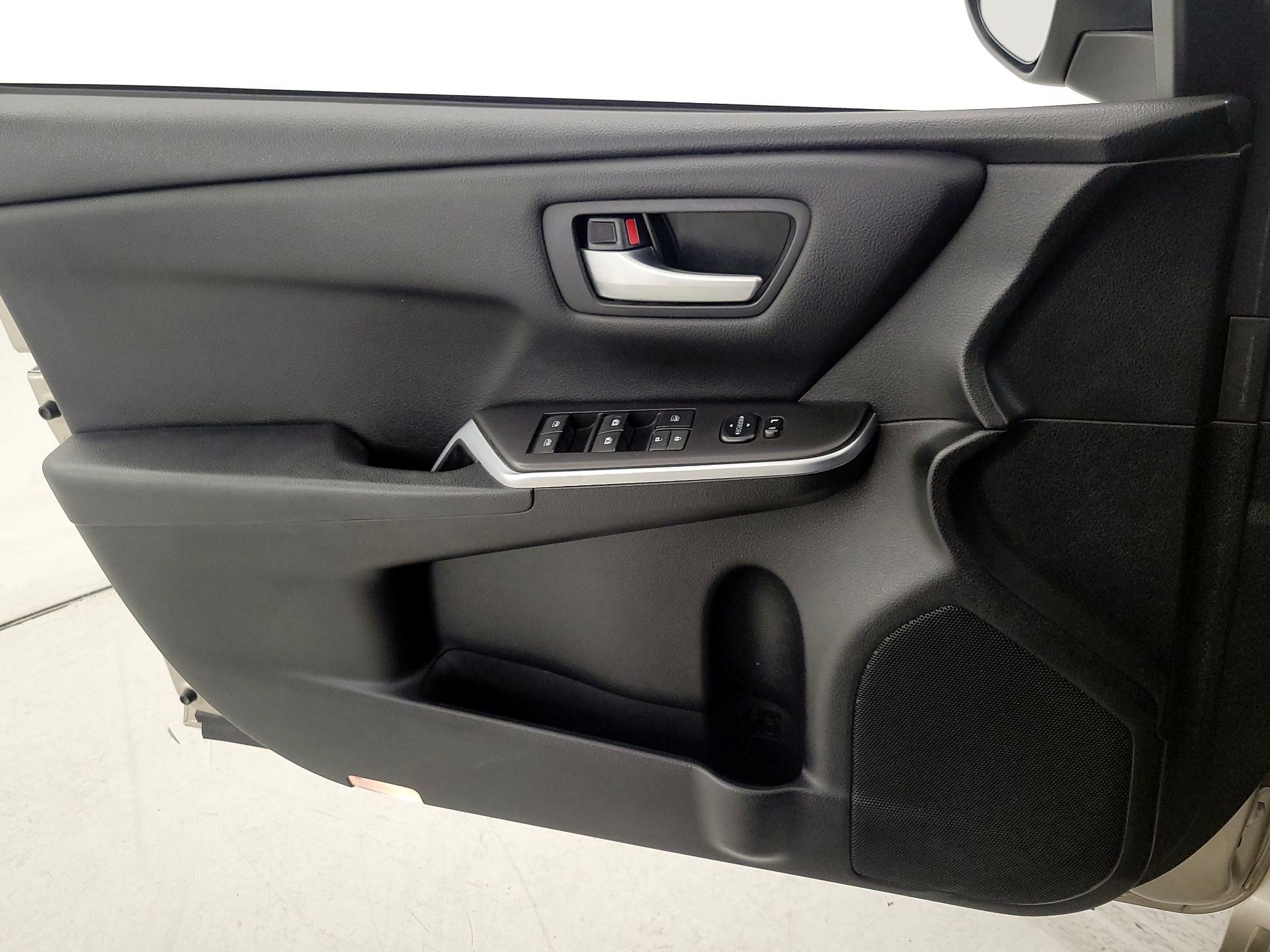 Thumbnail: 2017 Toyota Camry - 12