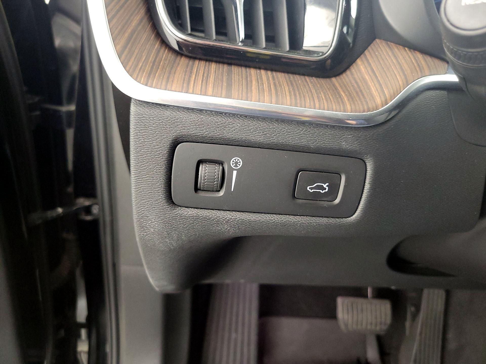 Thumbnail: 2021 Volvo XC60 - 13