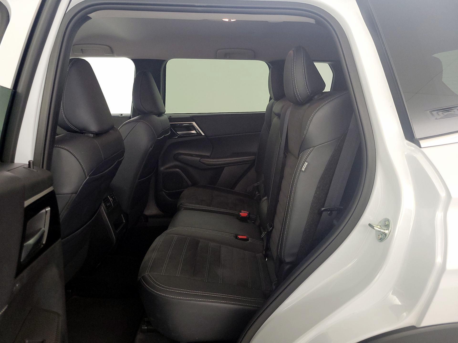 Thumbnail: 2024 Mitsubishi Outlander - 20