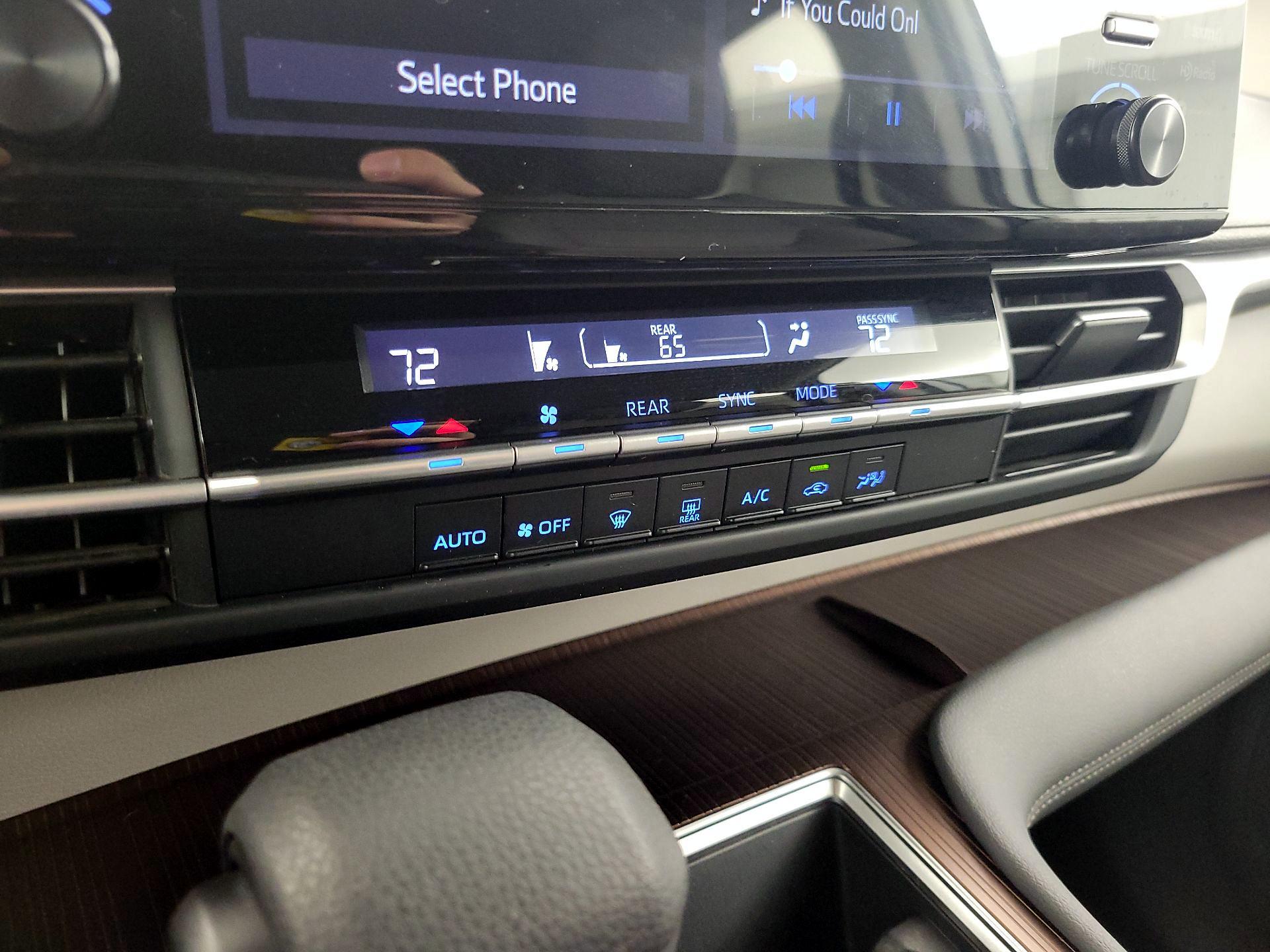 Thumbnail: 2024 Toyota Sienna - 16