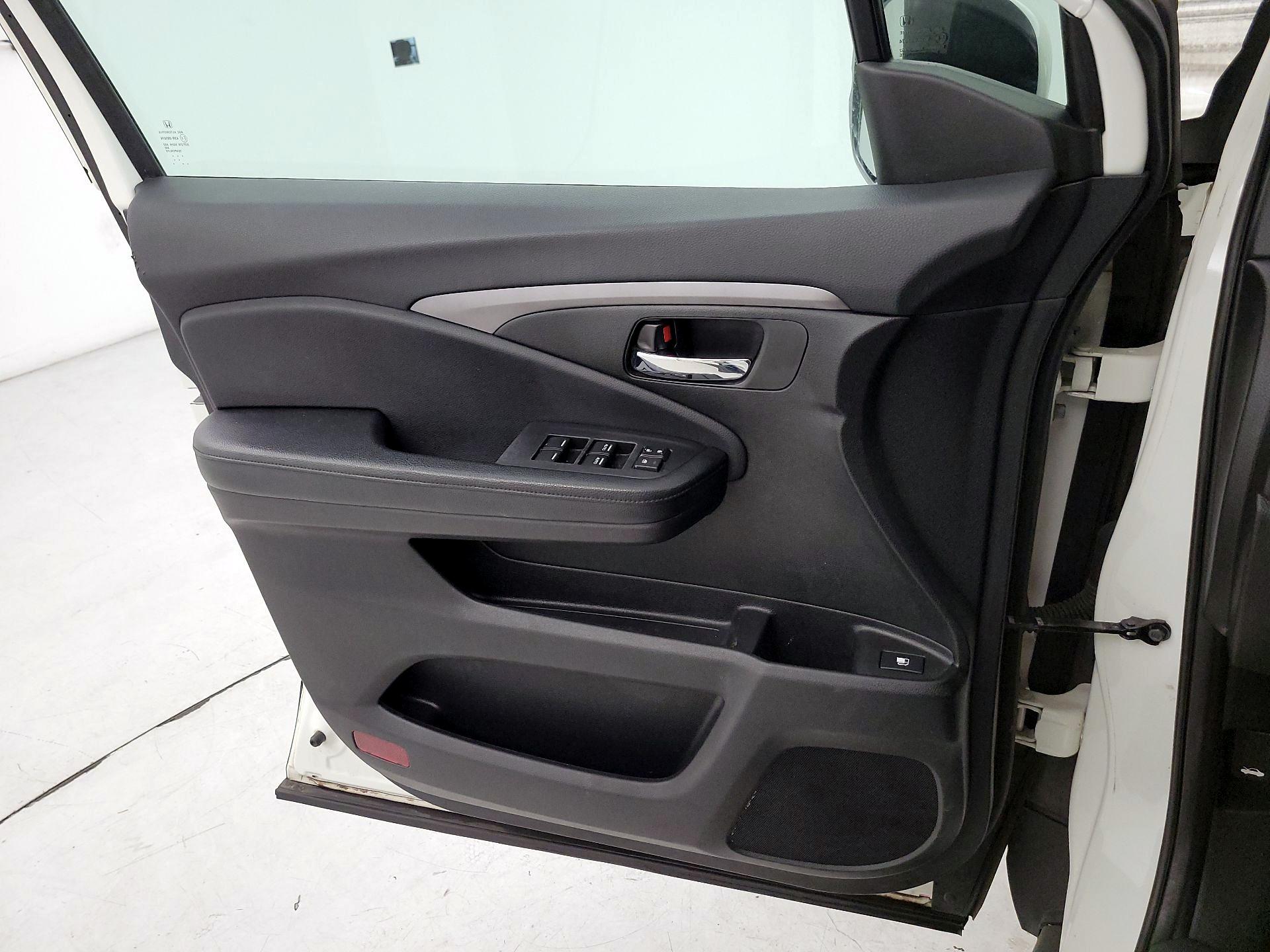 Thumbnail: 2017 Honda Pilot - 12