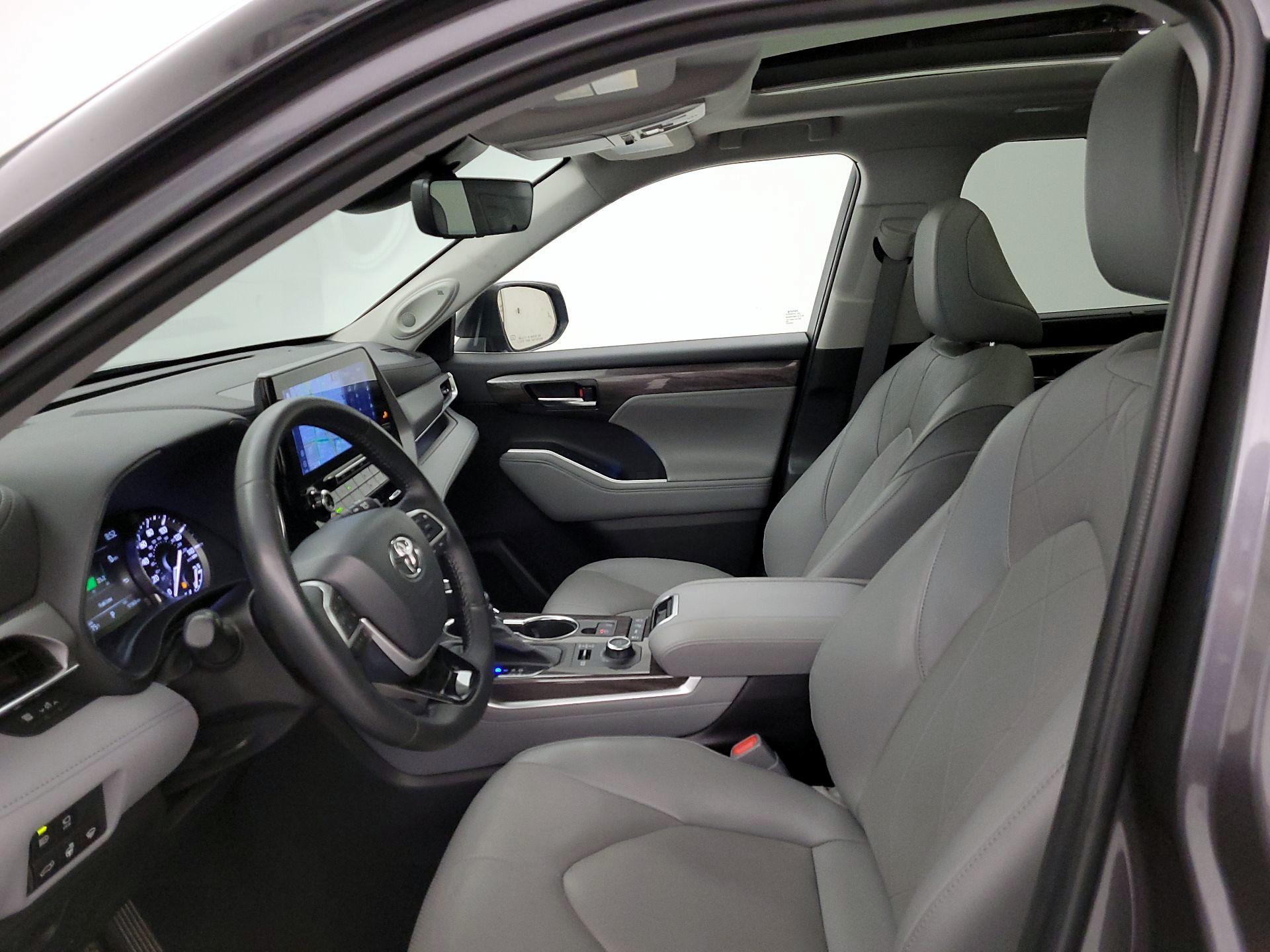 Thumbnail: 2022 Toyota Highlander - 11