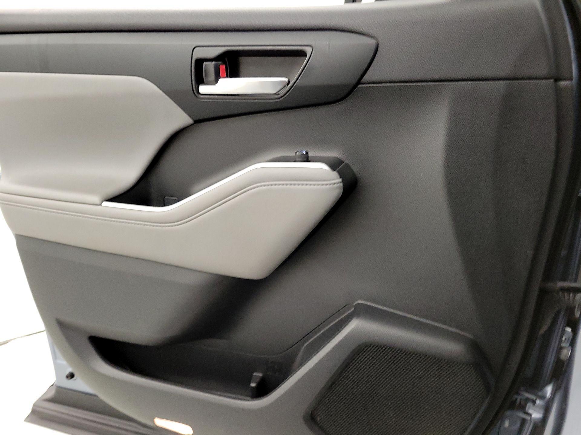 Thumbnail: 2021 Toyota Highlander - 12