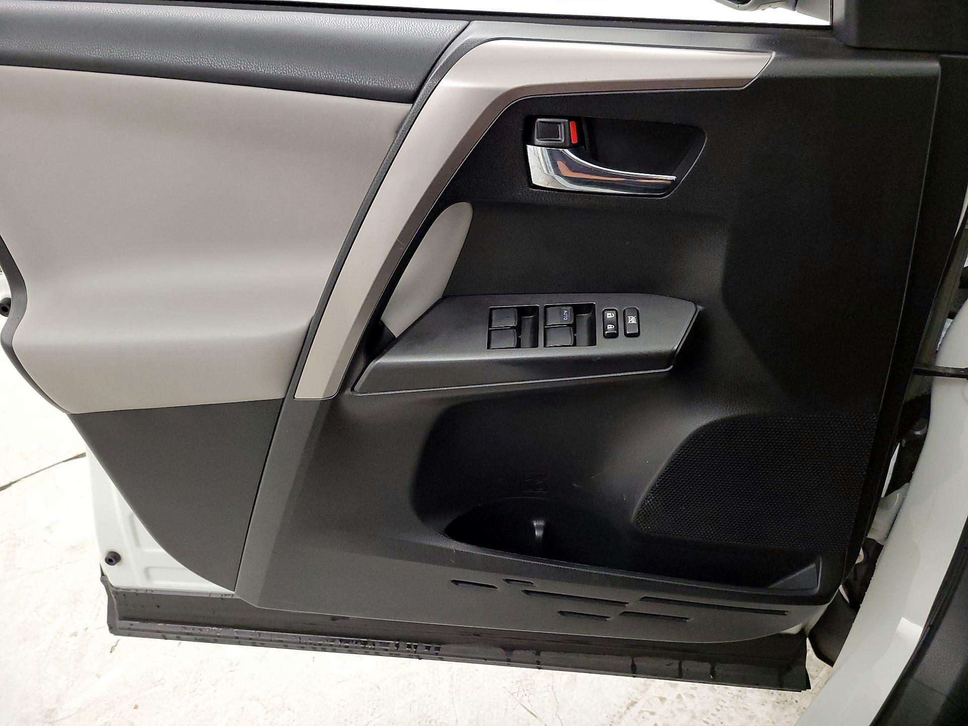 Thumbnail: 2016 Toyota RAV4 - 12