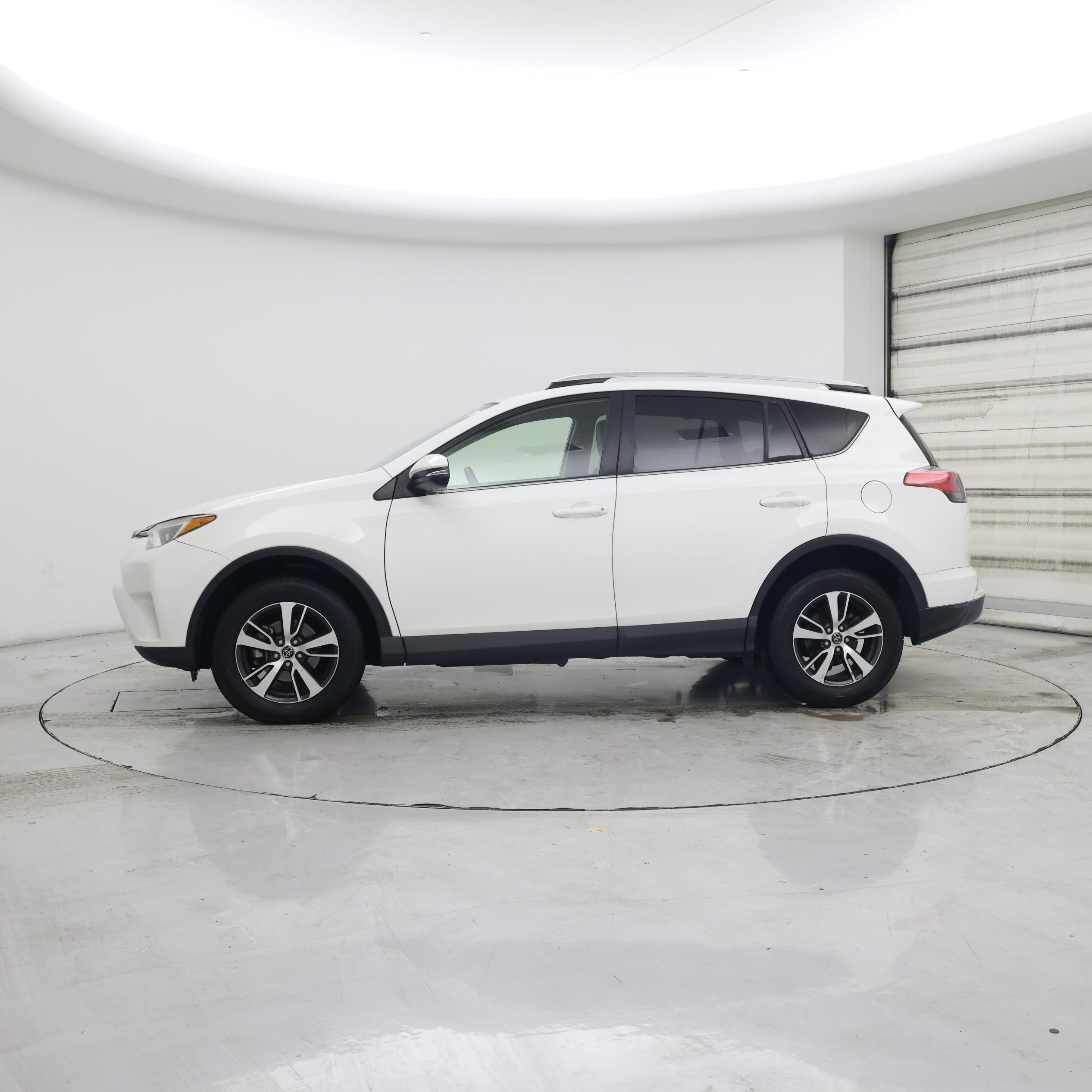 Thumbnail: 2016 Toyota RAV4 - 3