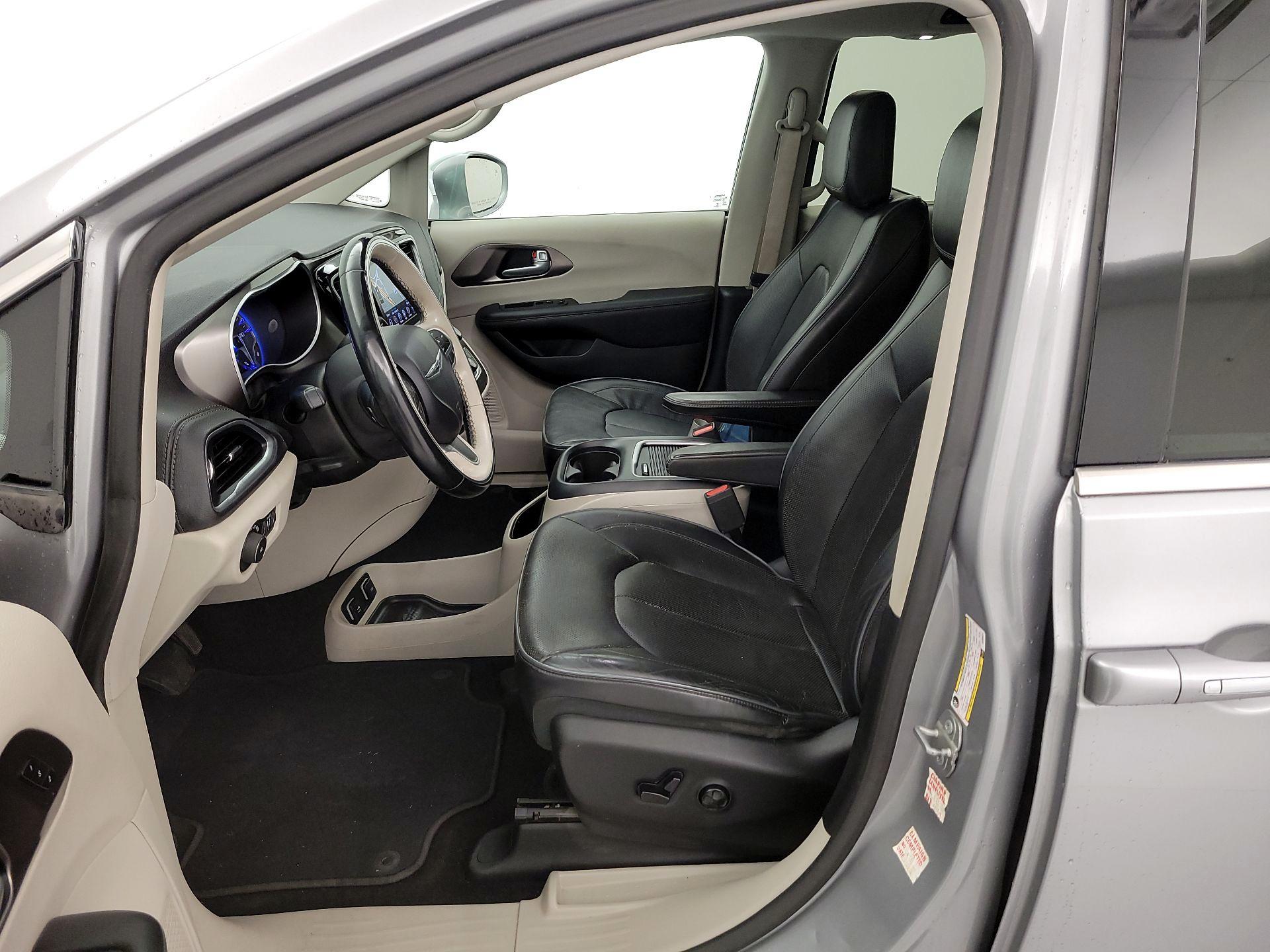 Thumbnail: 2018 Chrysler Pacifica - 11