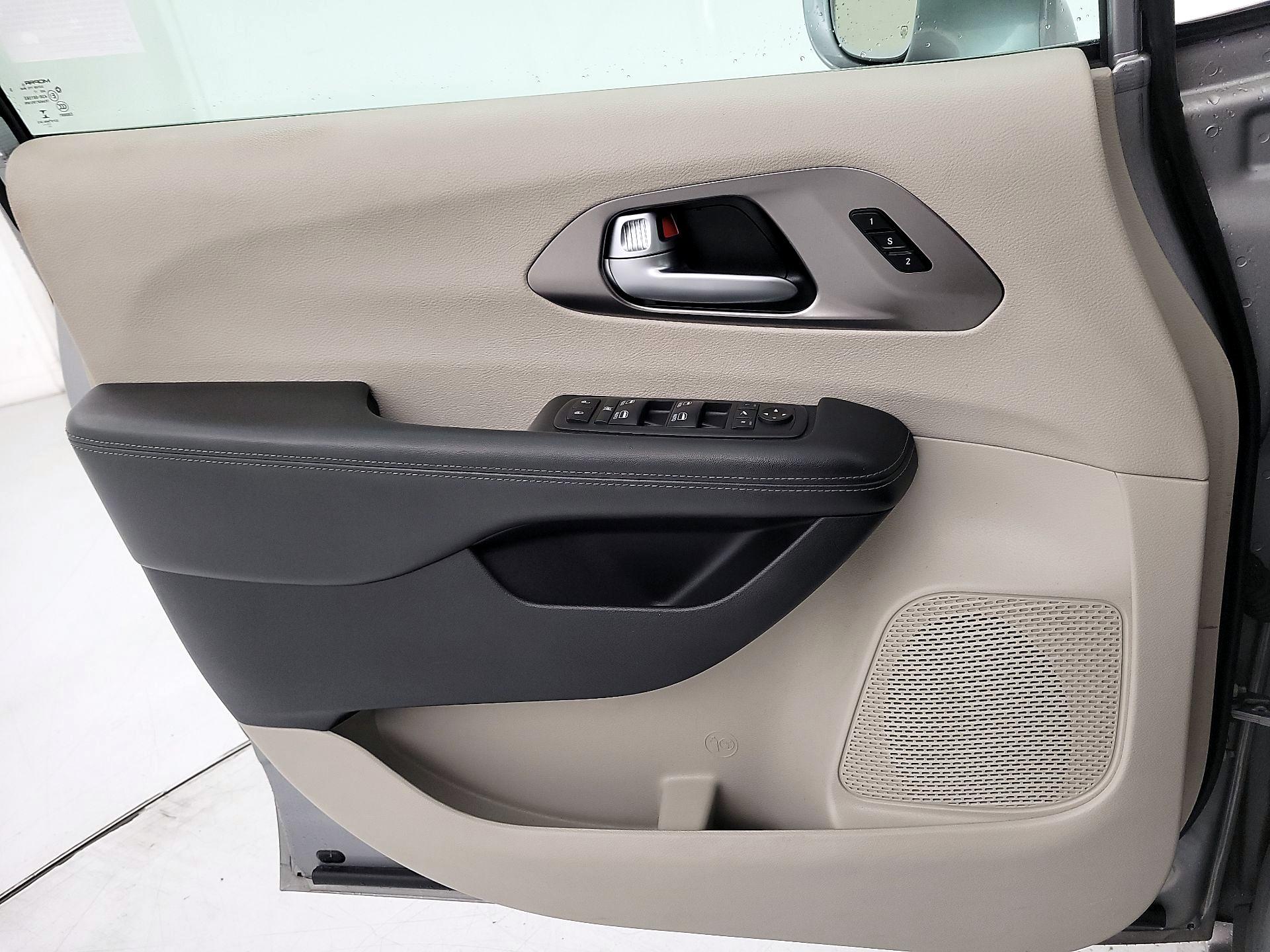 Thumbnail: 2018 Chrysler Pacifica - 12