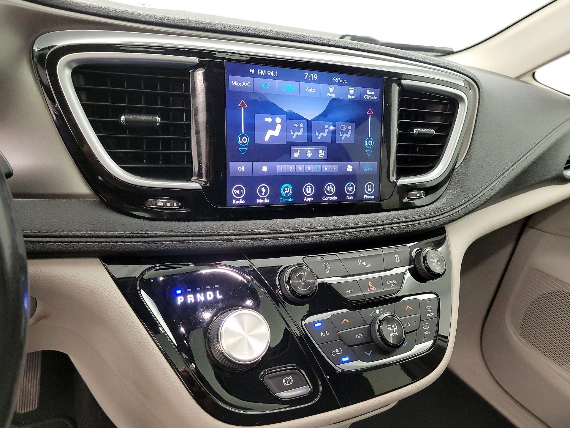 Thumbnail: 2018 Chrysler Pacifica - 17