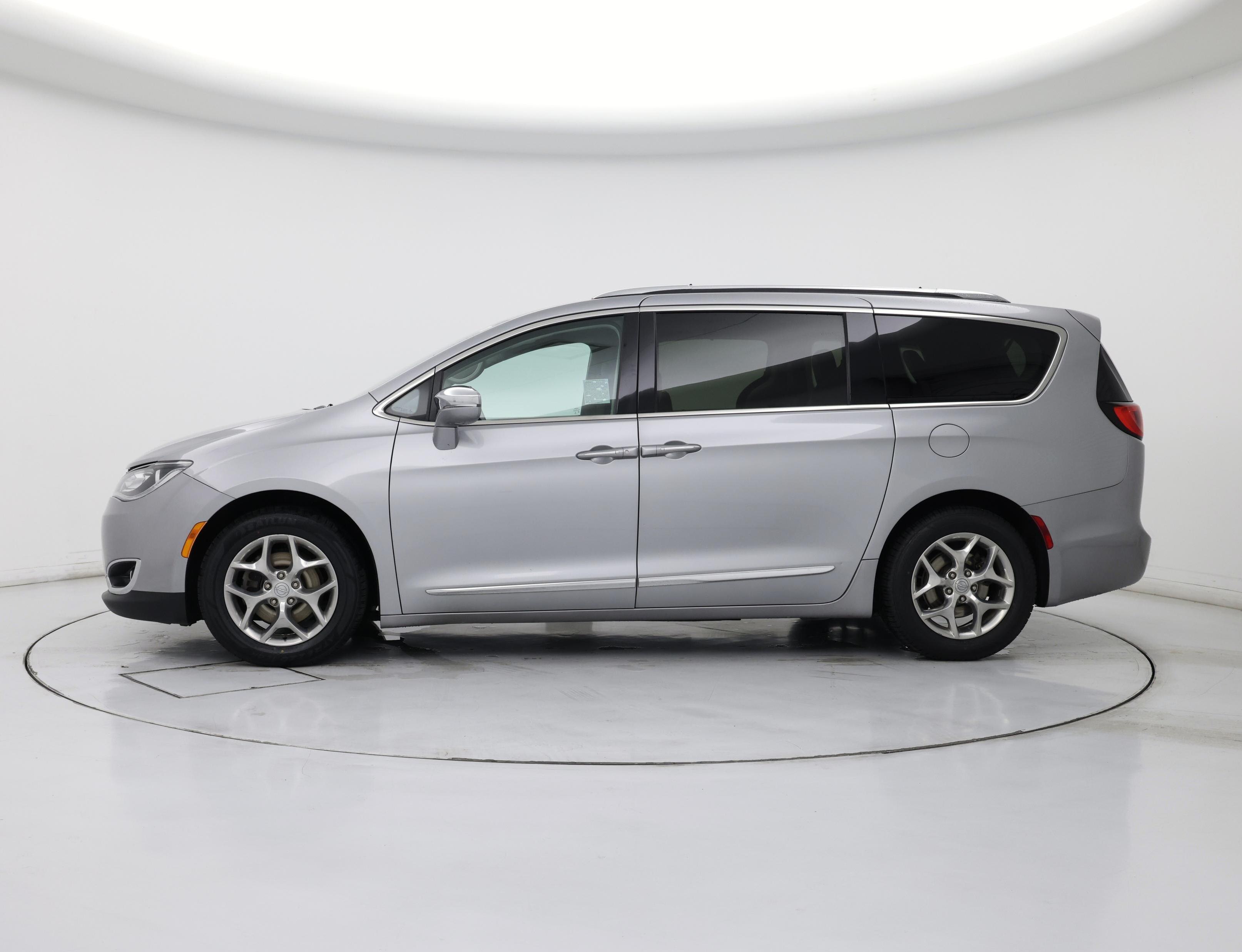 Thumbnail: 2018 Chrysler Pacifica - 3
