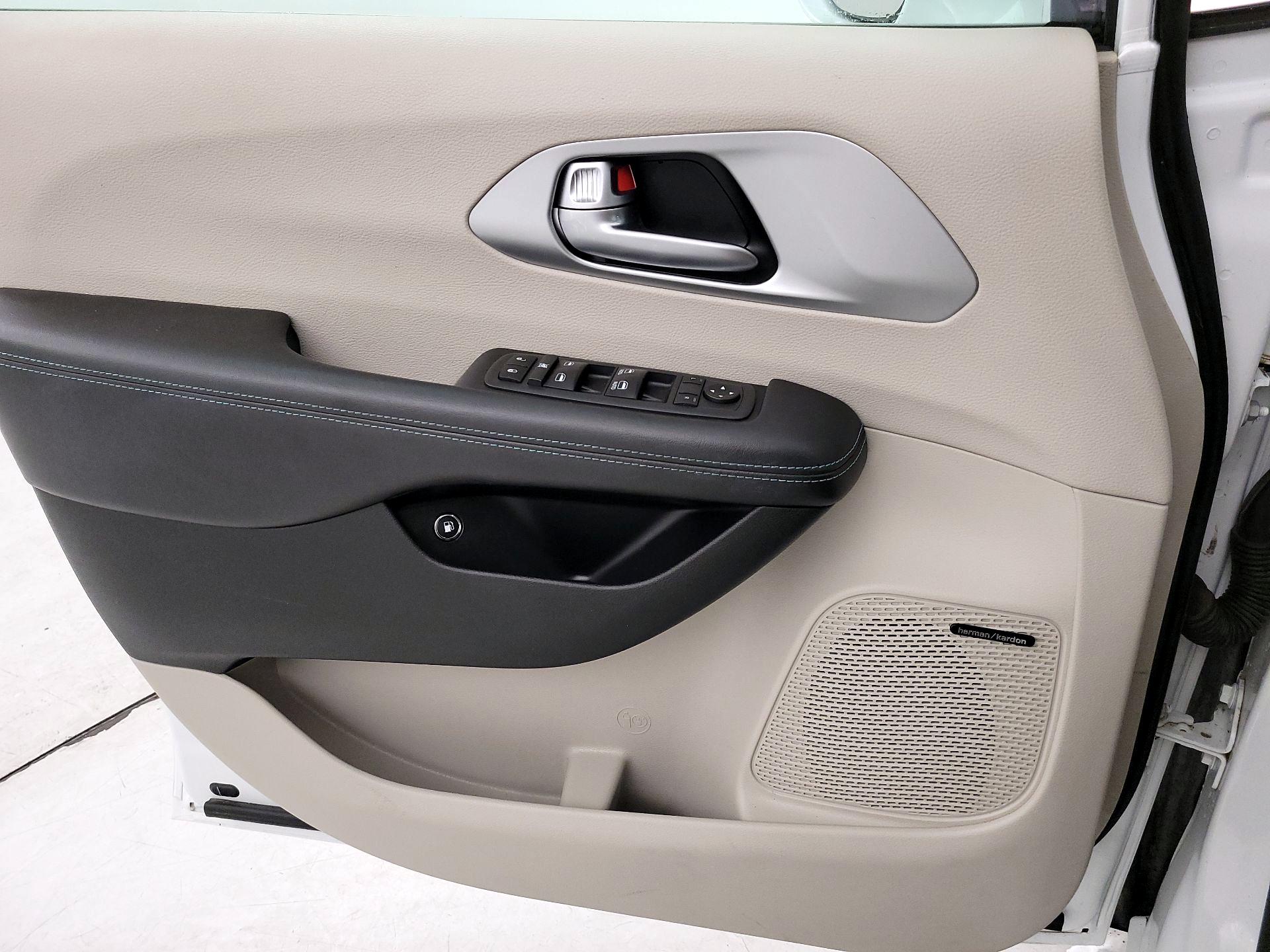 Thumbnail: 2018 Chrysler Pacifica - 12