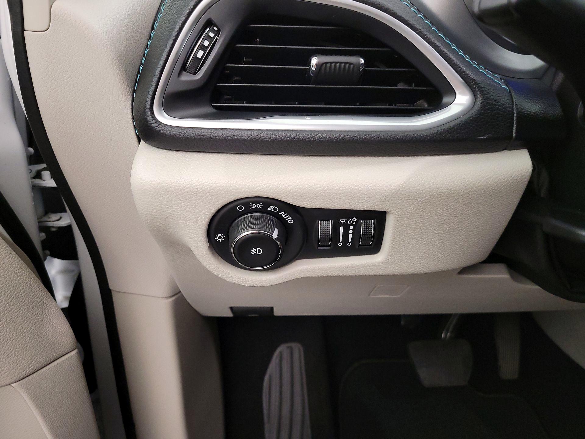 Thumbnail: 2018 Chrysler Pacifica - 13