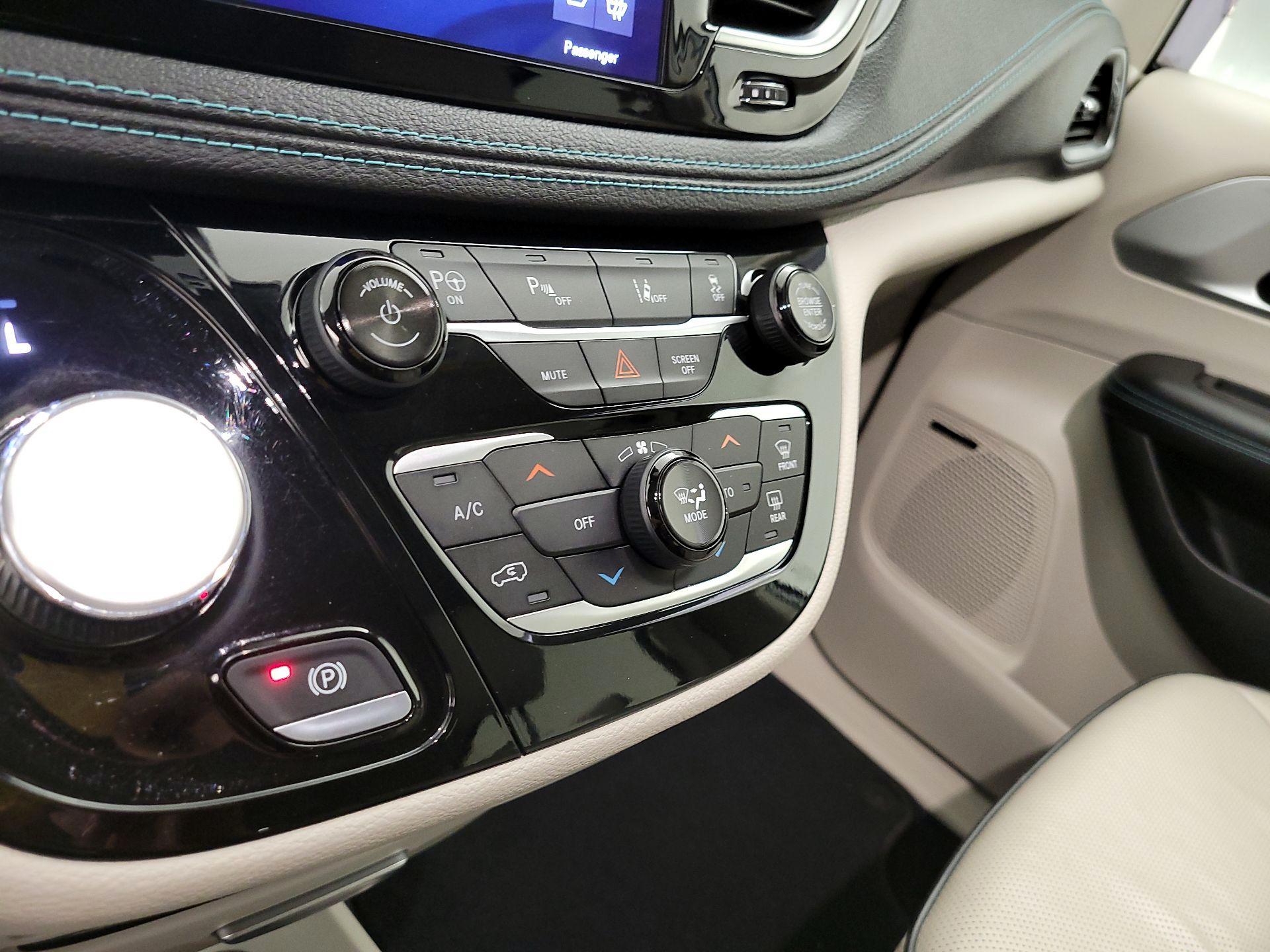 Thumbnail: 2018 Chrysler Pacifica - 17