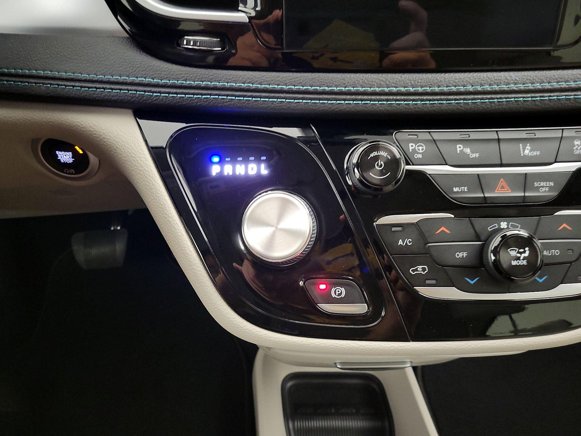 Thumbnail: 2018 Chrysler Pacifica - 18