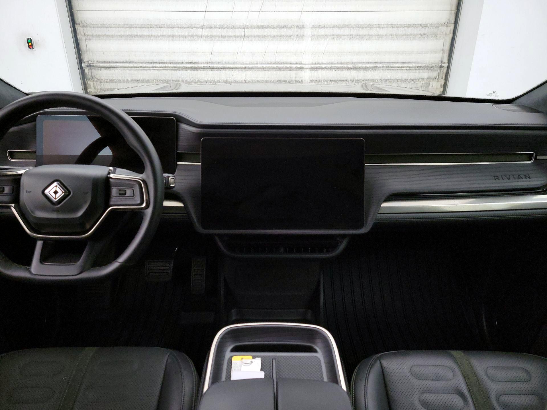 Thumbnail: 2025 Rivian R1S - 9