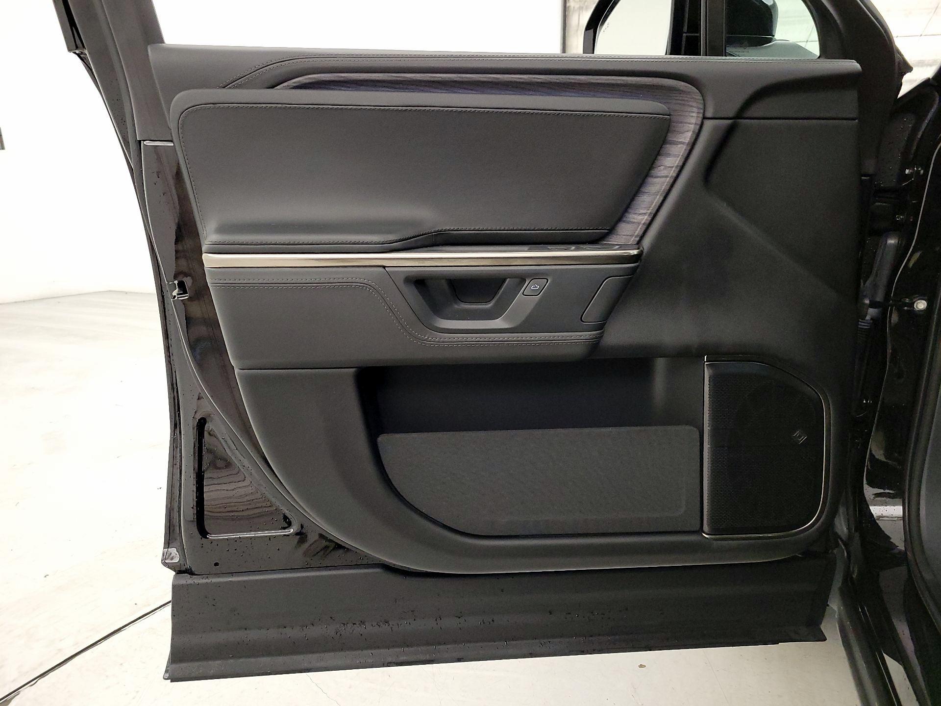 Thumbnail: 2025 Rivian R1S - 12