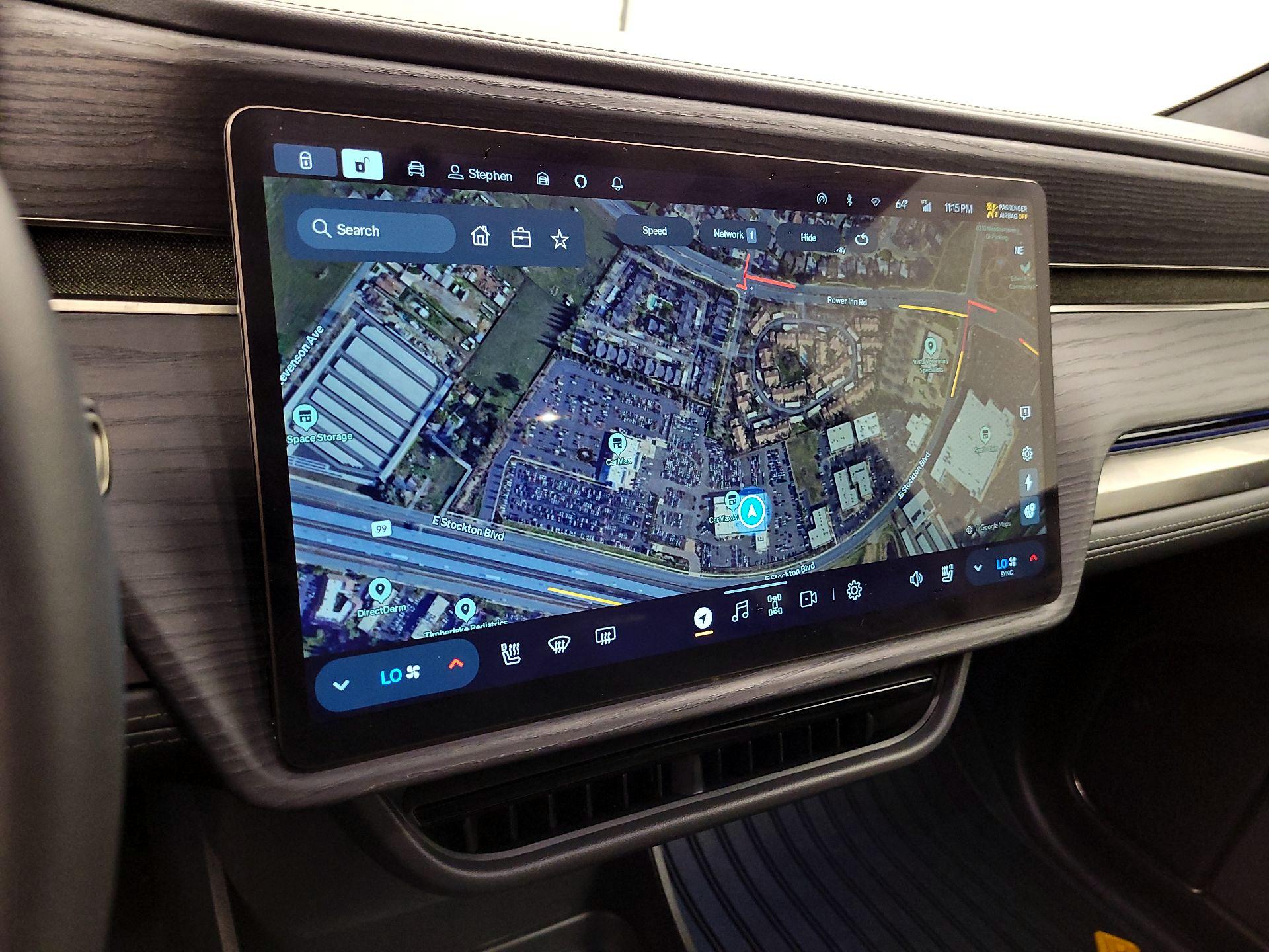 Thumbnail: 2025 Rivian R1S - 13