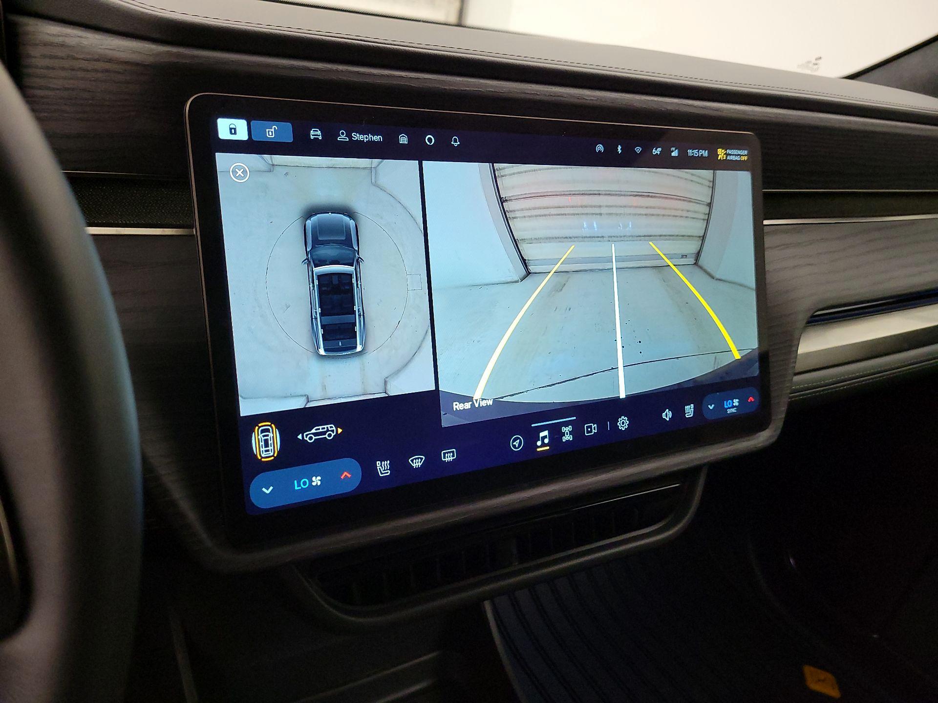 Thumbnail: 2025 Rivian R1S - 14