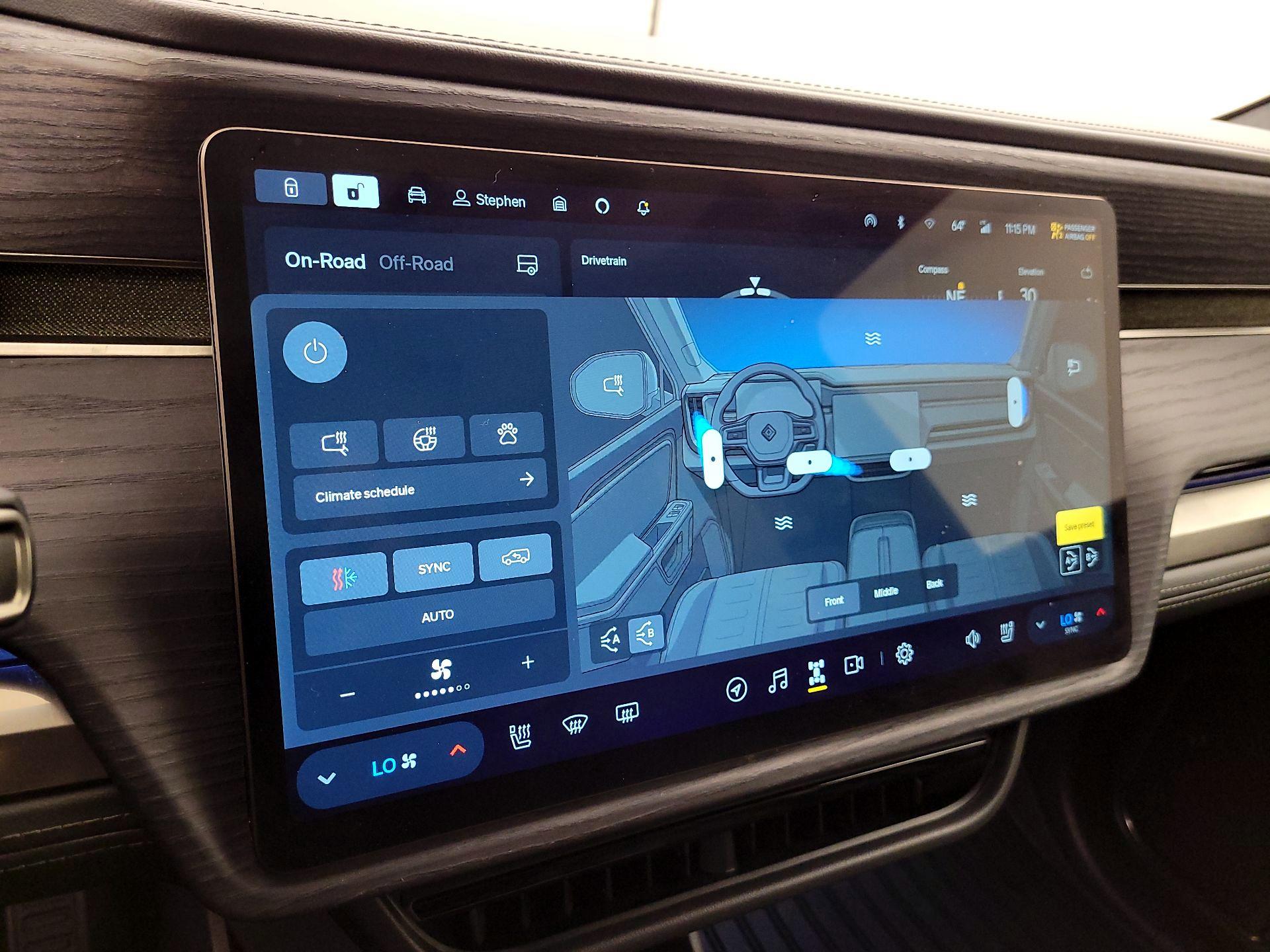 Thumbnail: 2025 Rivian R1S - 16