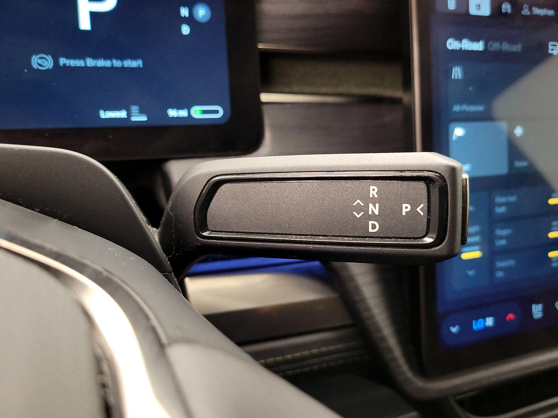 Thumbnail: 2025 Rivian R1S - 17