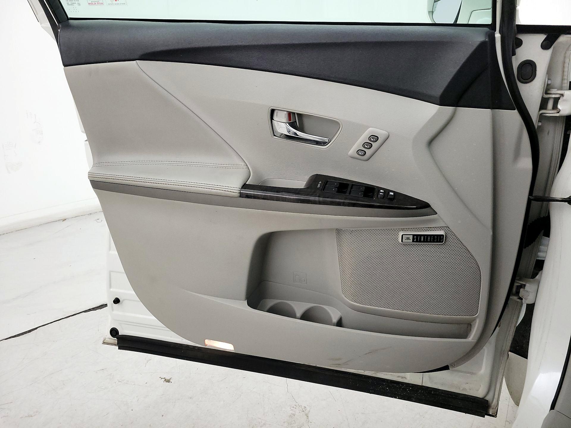Thumbnail: 2014 Toyota Venza - 12