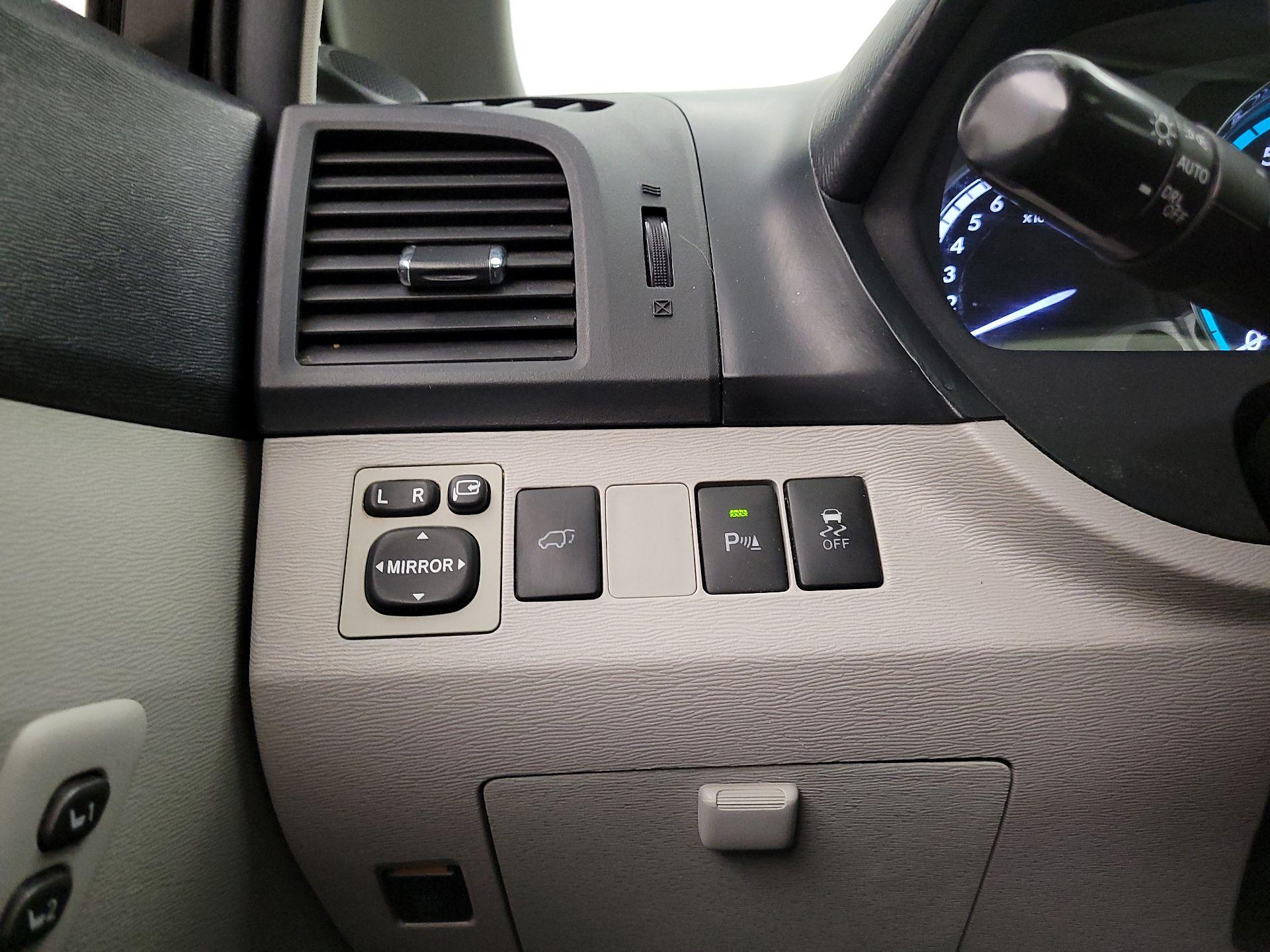 Thumbnail: 2014 Toyota Venza - 13