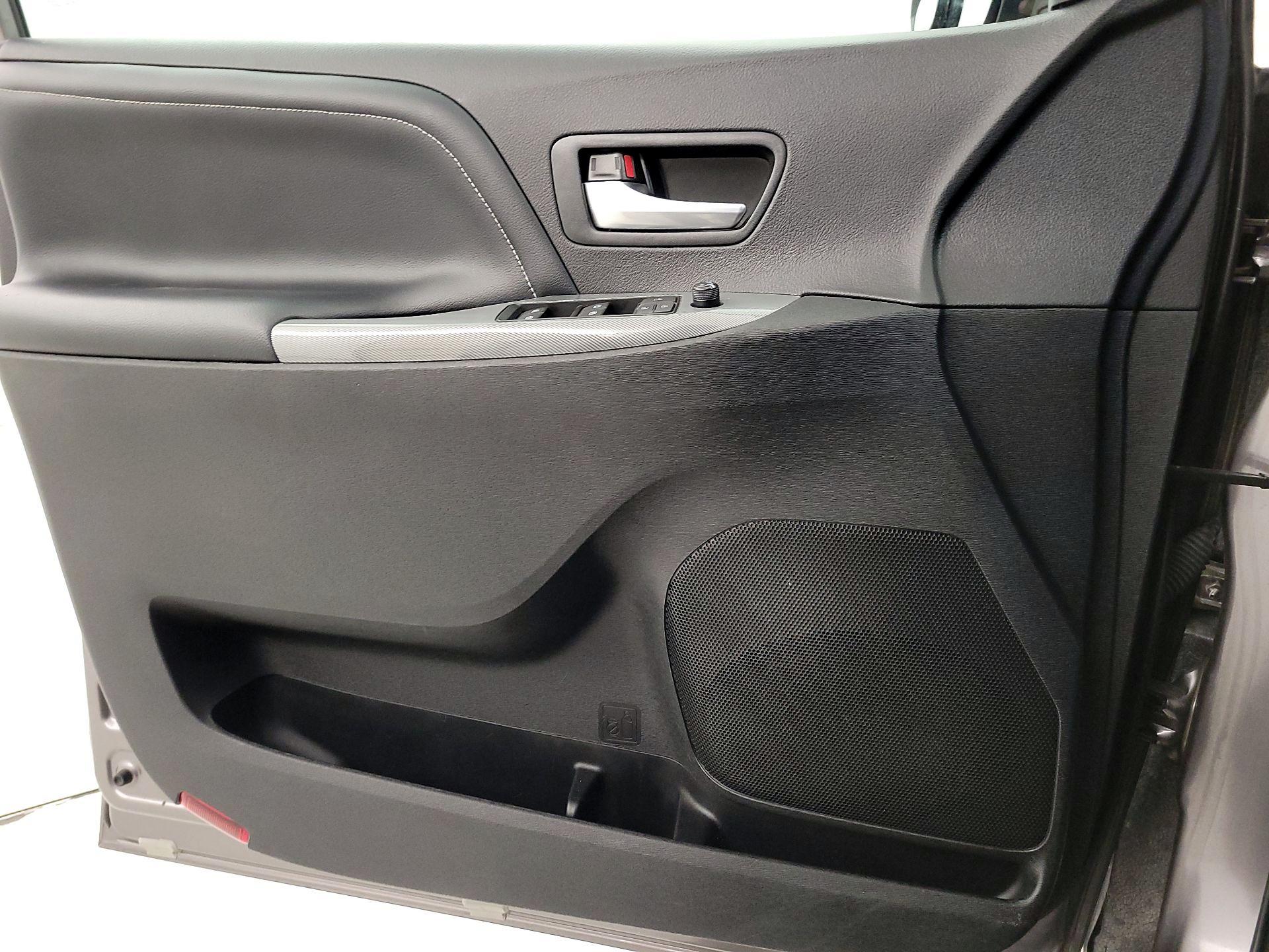 Thumbnail: 2015 Toyota Sienna - 12