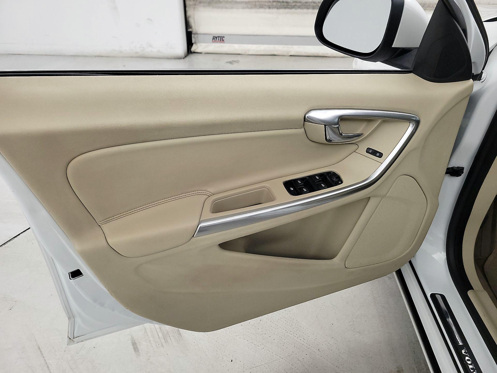 Thumbnail: 2015 Volvo V60 - 12