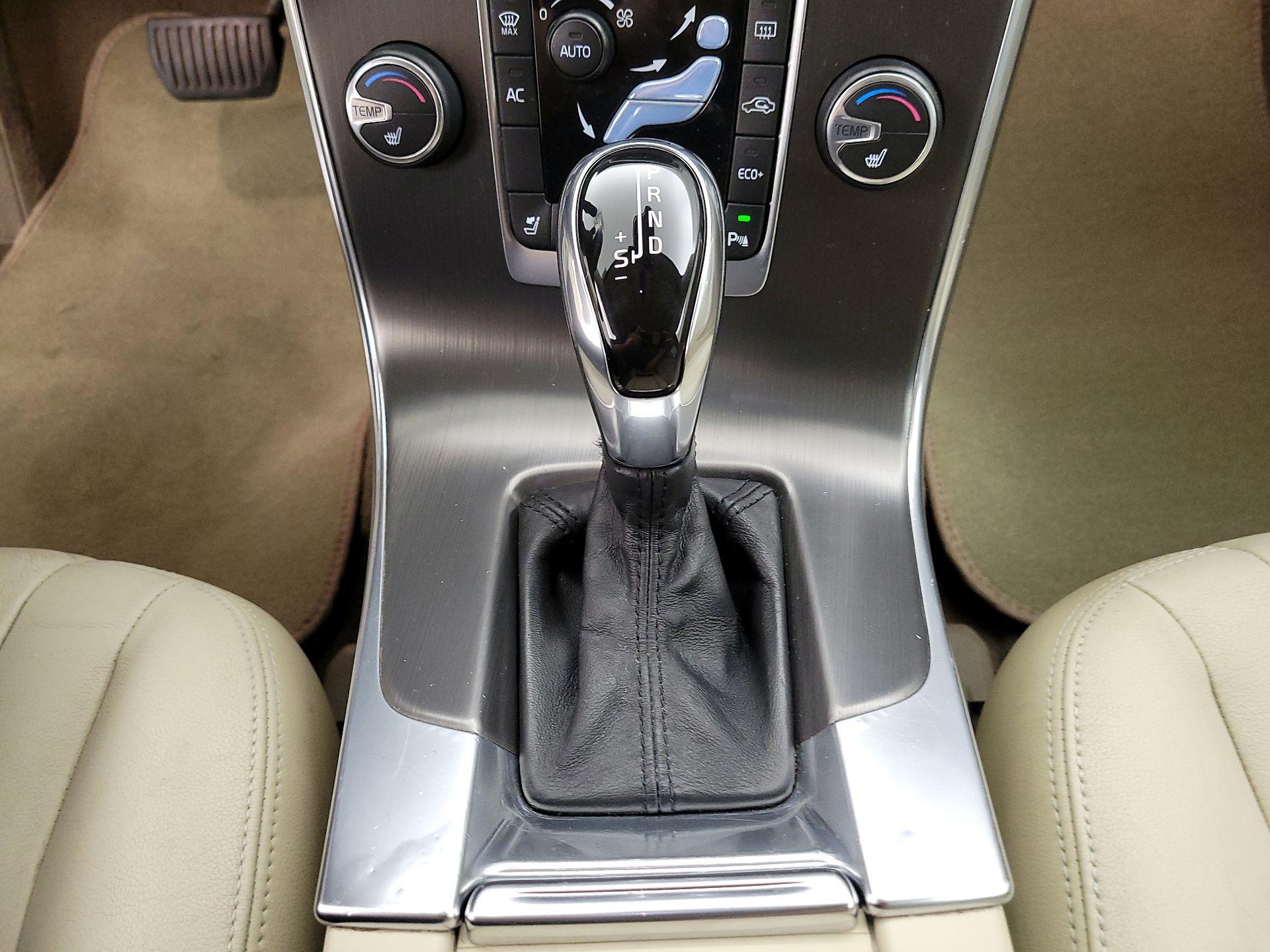 Thumbnail: 2015 Volvo V60 - 16