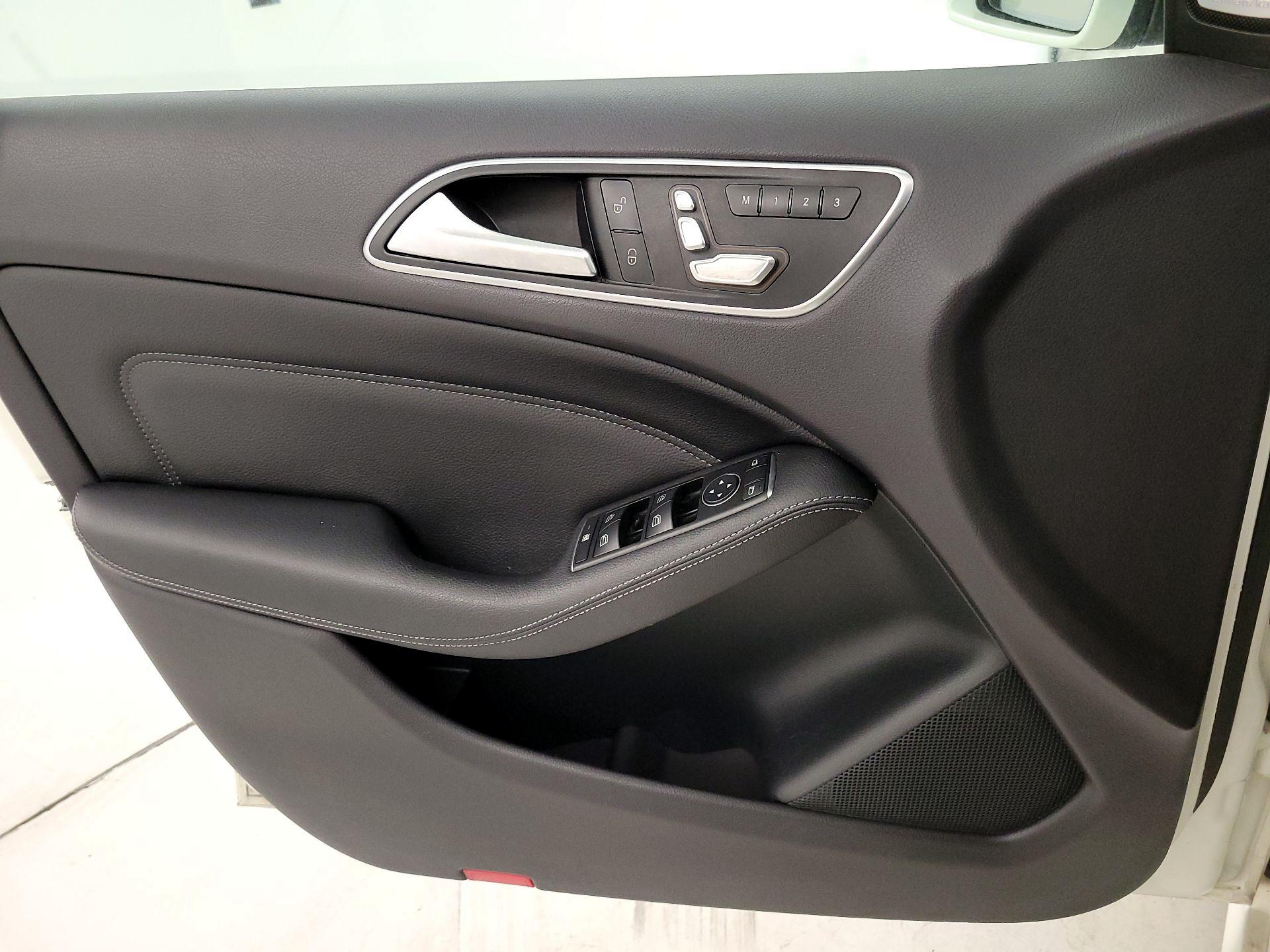 Thumbnail: 2015 Mercedes-Benz B-Class - 12