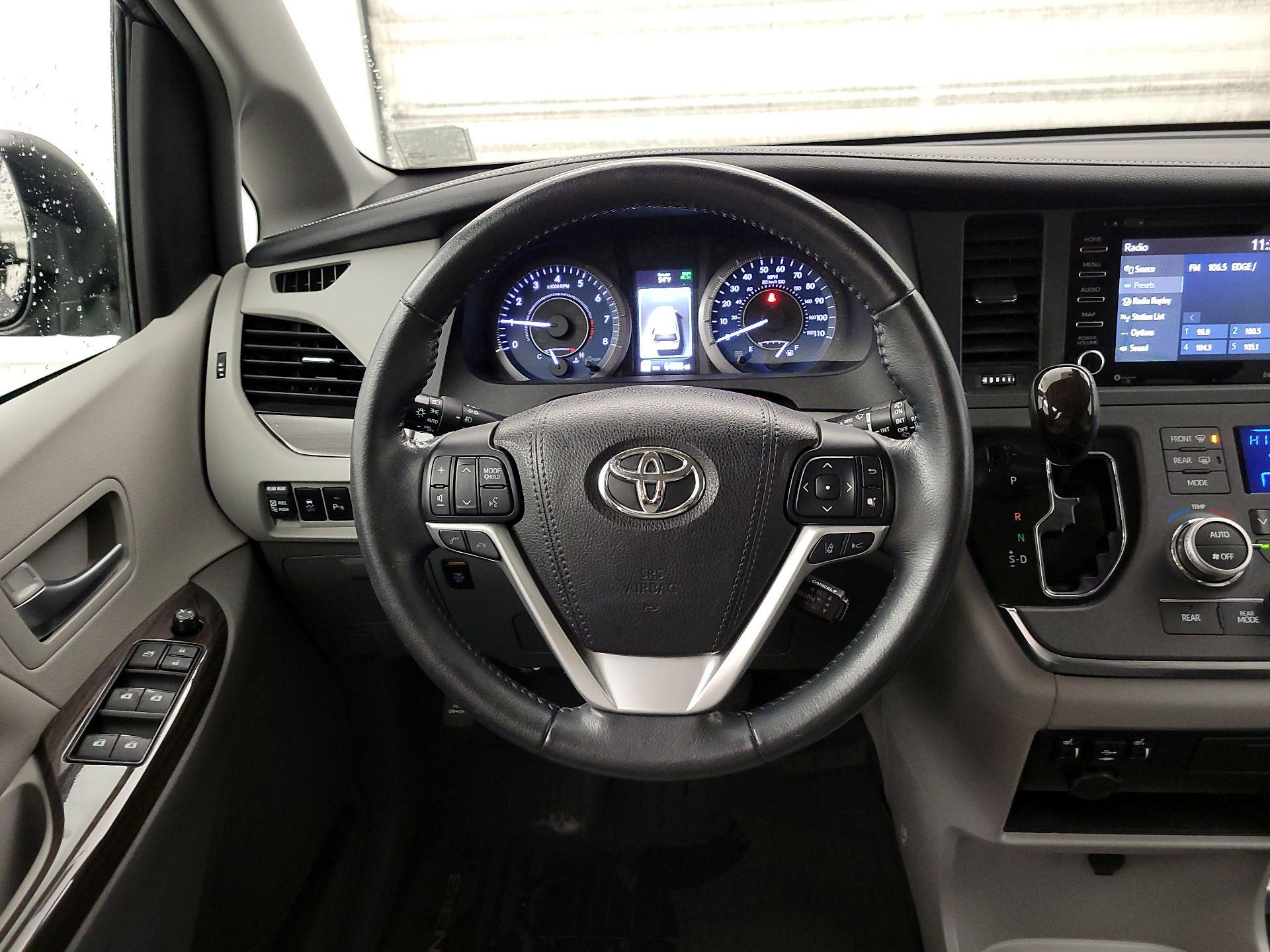 Thumbnail: 2018 Toyota Sienna - 10