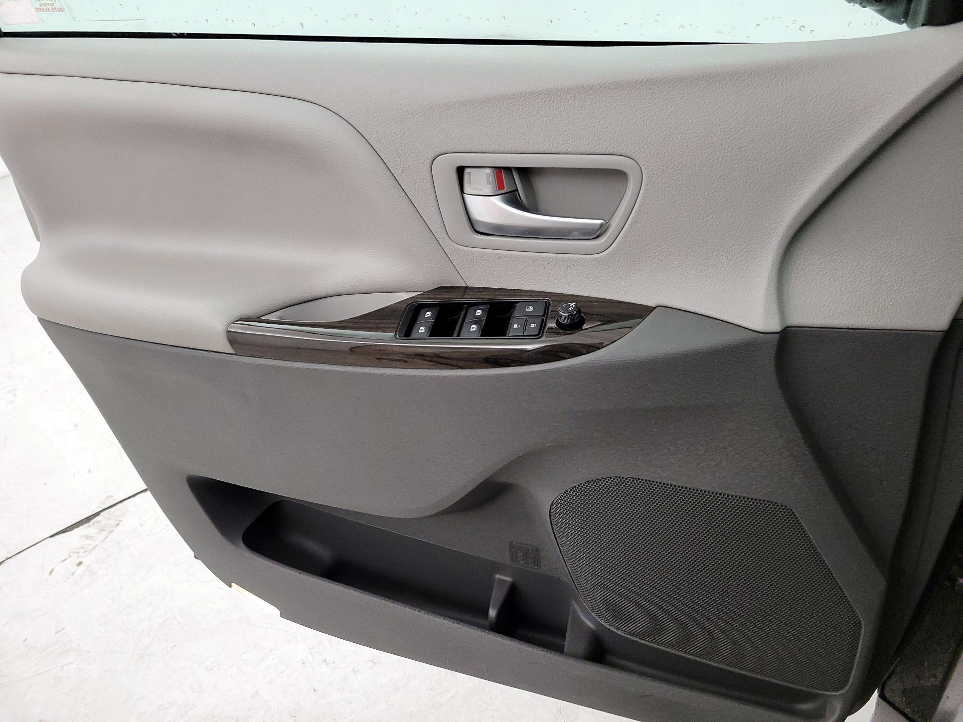 Thumbnail: 2018 Toyota Sienna - 12