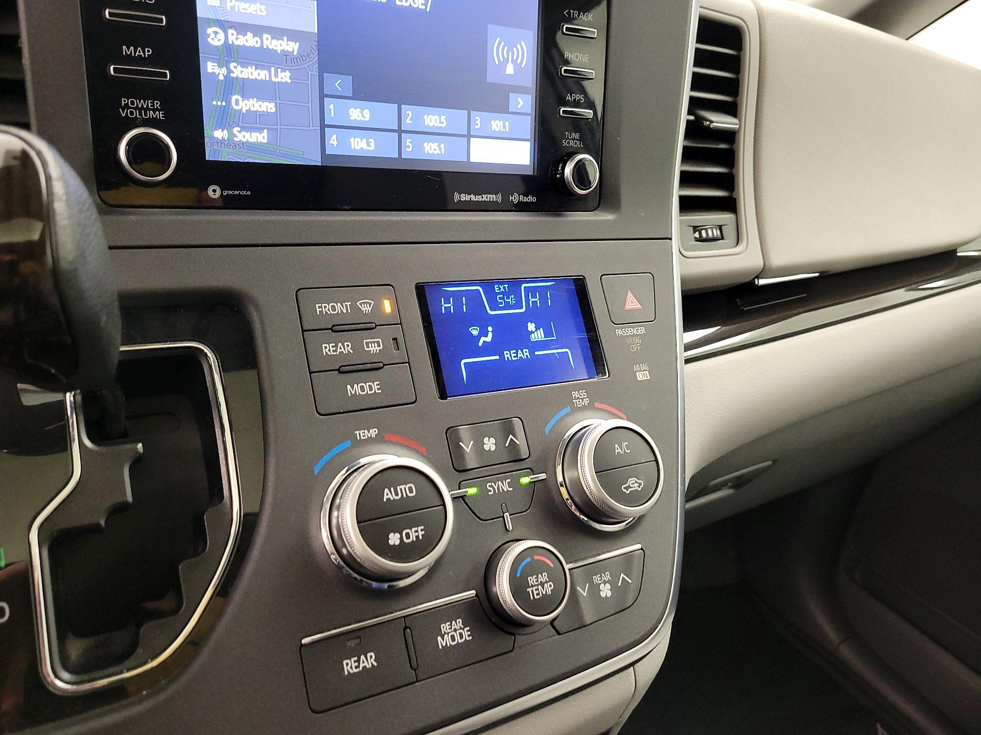 Thumbnail: 2018 Toyota Sienna - 15