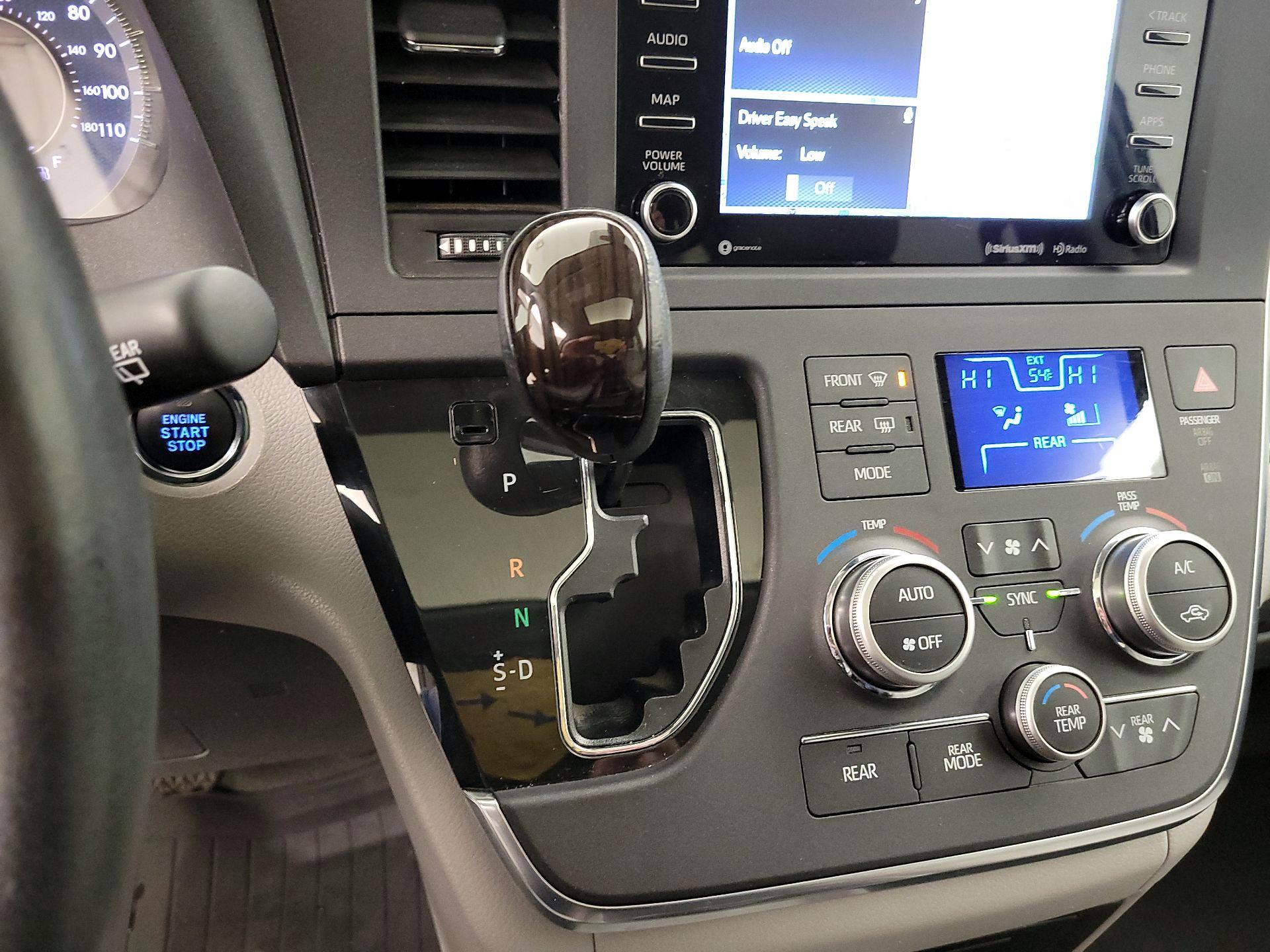 Thumbnail: 2018 Toyota Sienna - 16