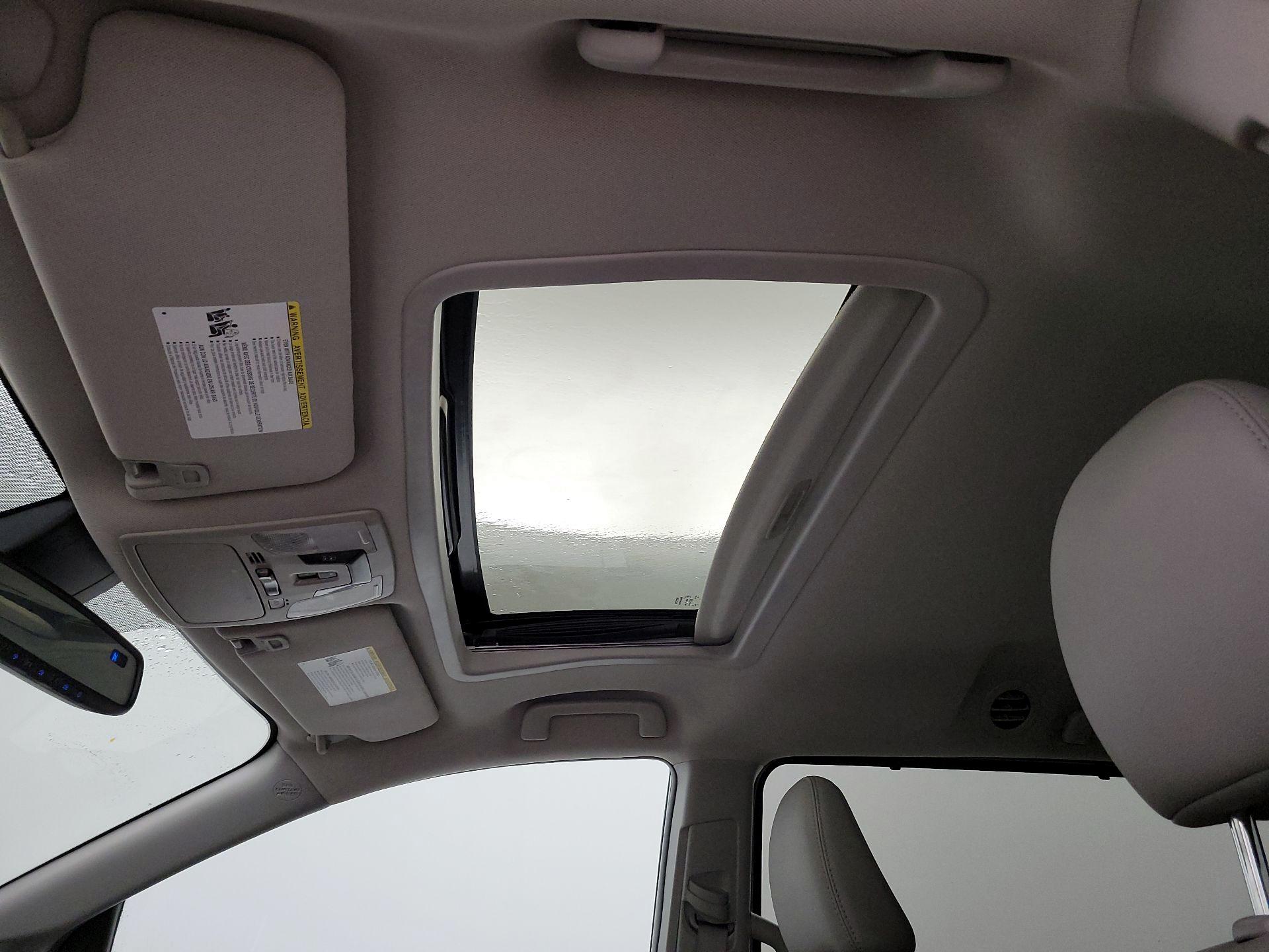 Thumbnail: 2018 Toyota Sienna - 17