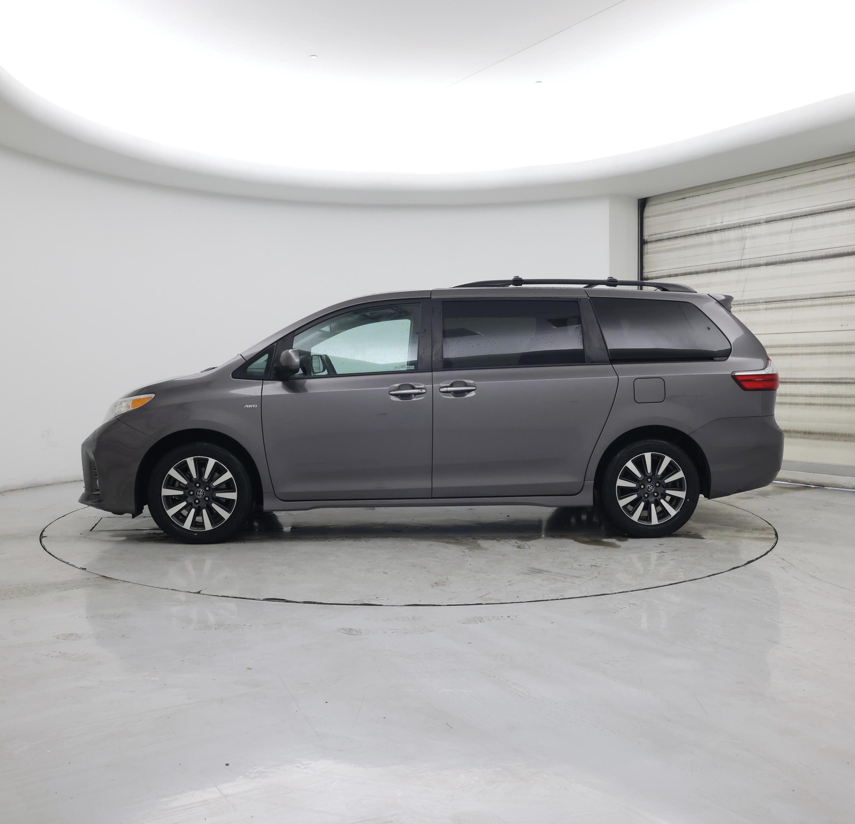 Thumbnail: 2018 Toyota Sienna - 3