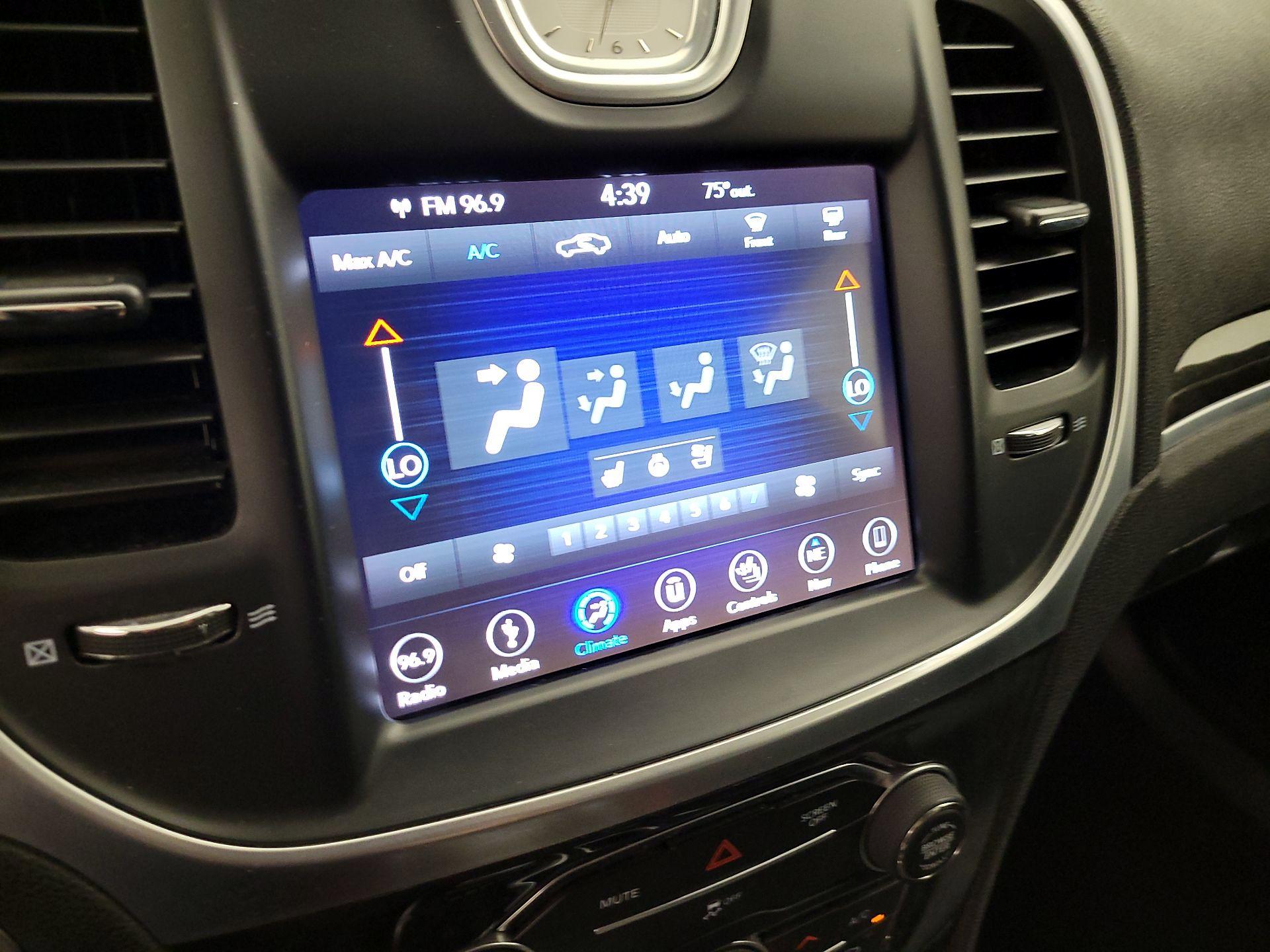 Thumbnail: 2019 Chrysler 300 - 15