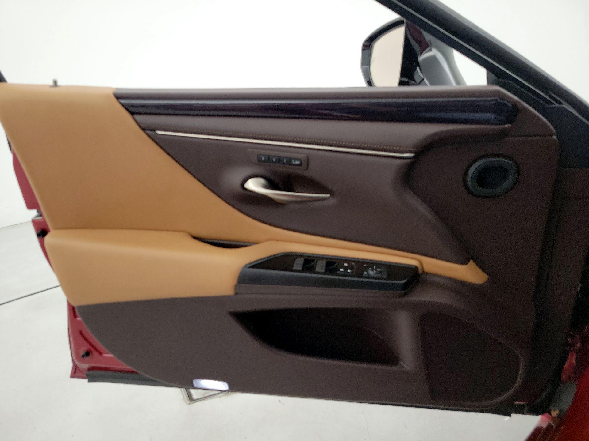 Thumbnail: 2019 Lexus ES - 12