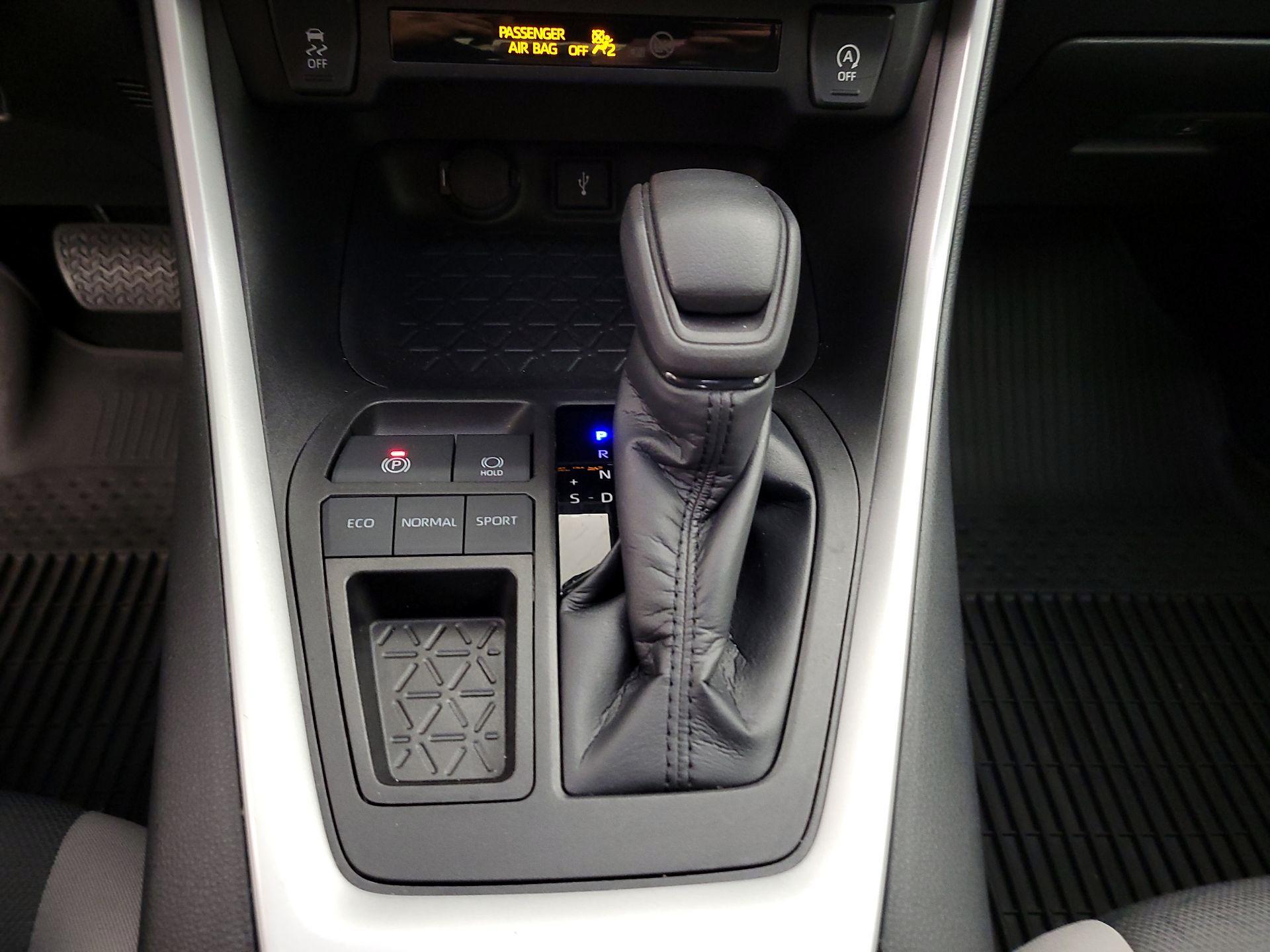 Thumbnail: 2022 Toyota RAV4 - 17