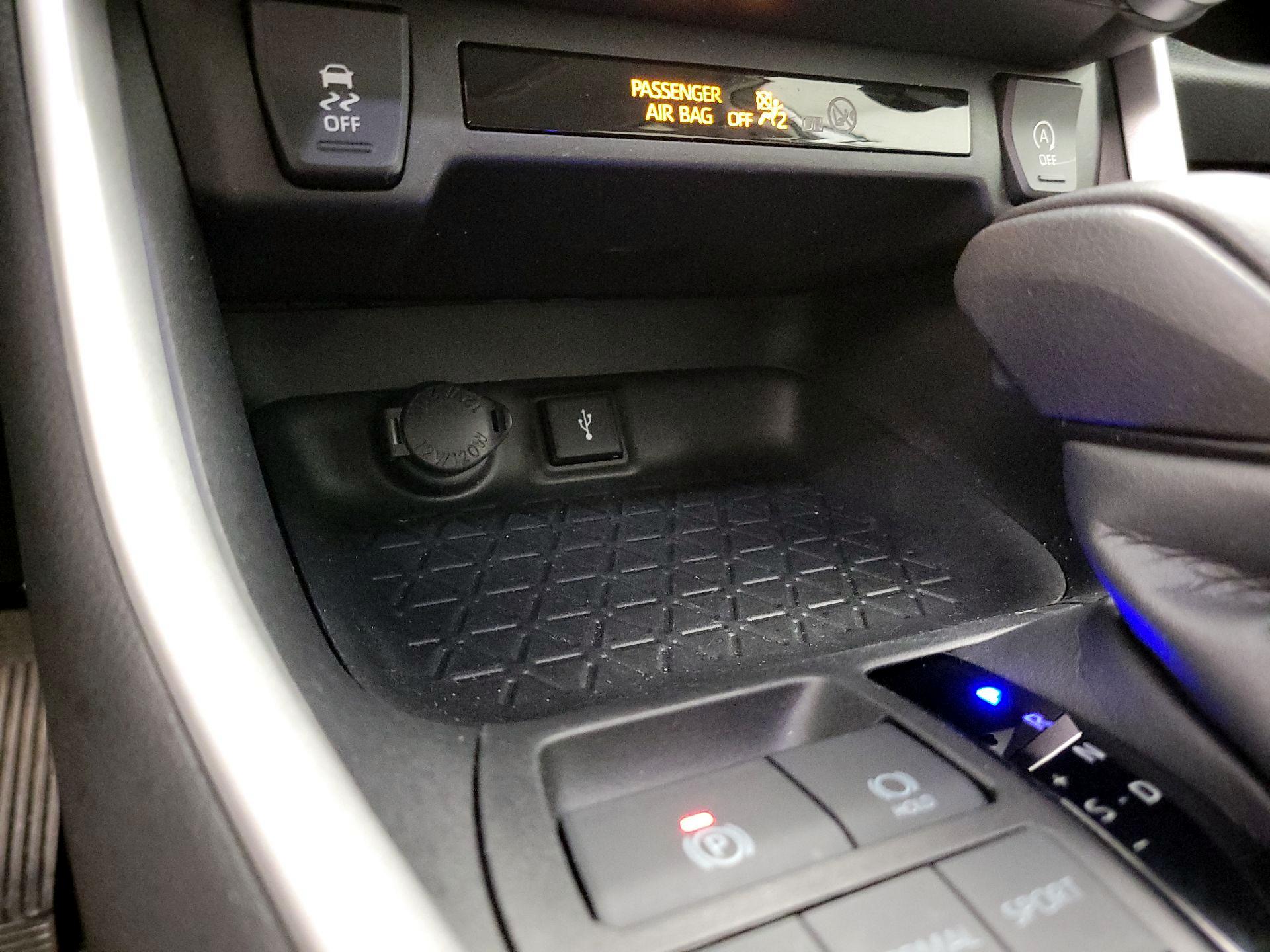 Thumbnail: 2022 Toyota RAV4 - 18