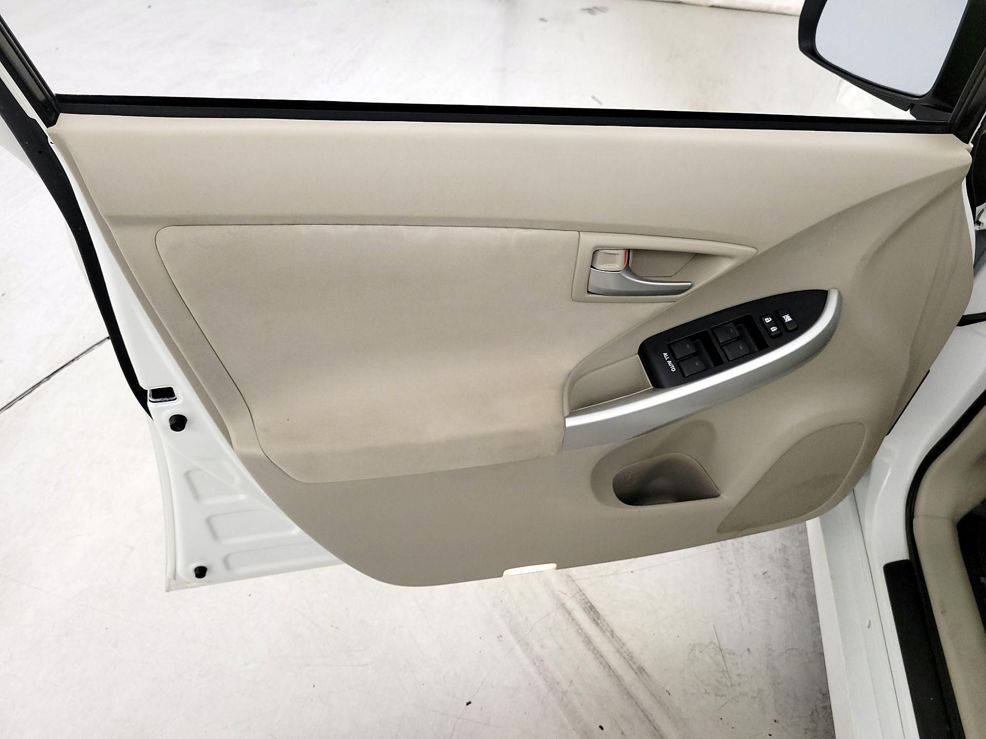 Thumbnail: 2015 Toyota Prius - 12