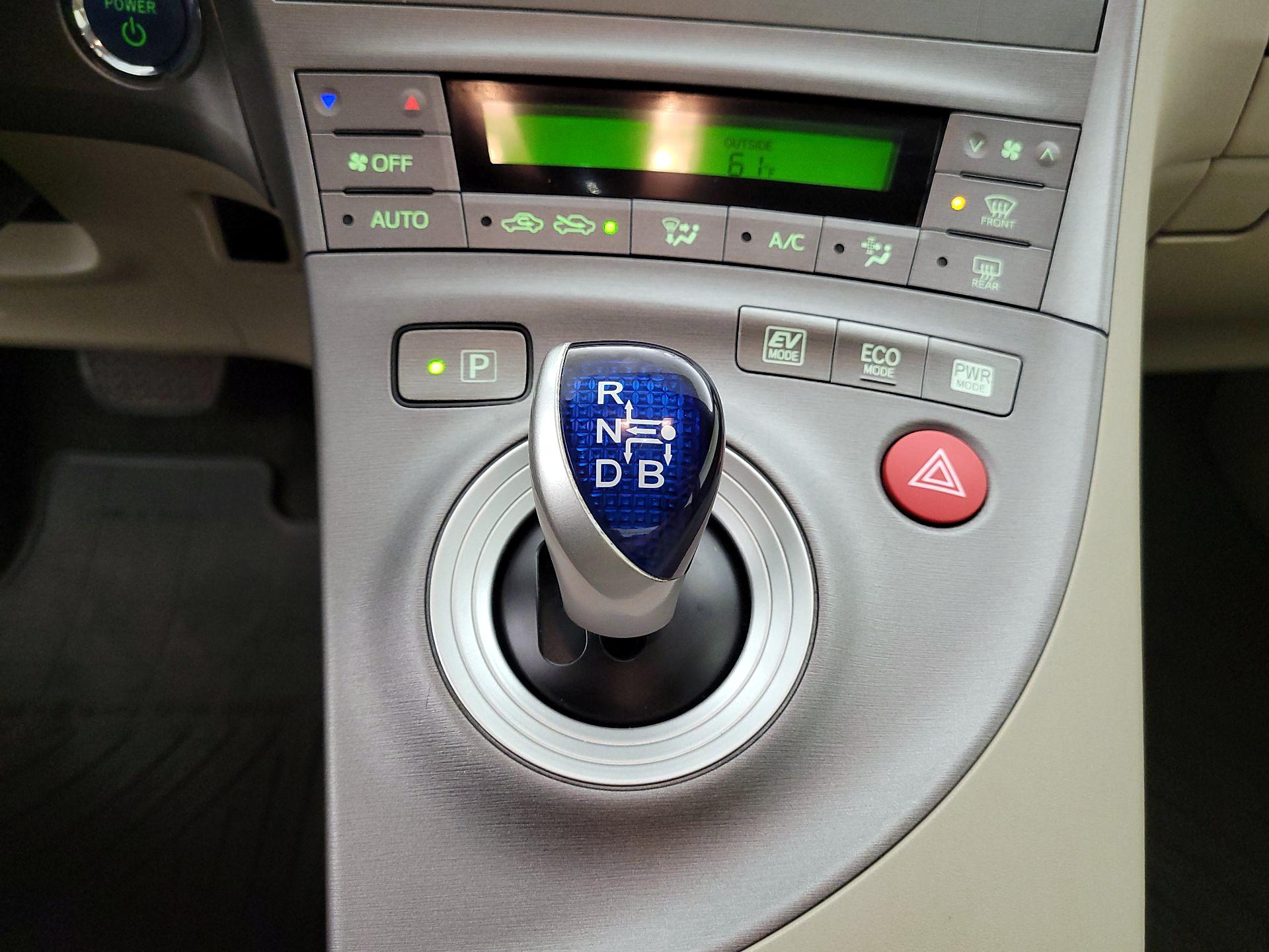 Thumbnail: 2015 Toyota Prius - 17