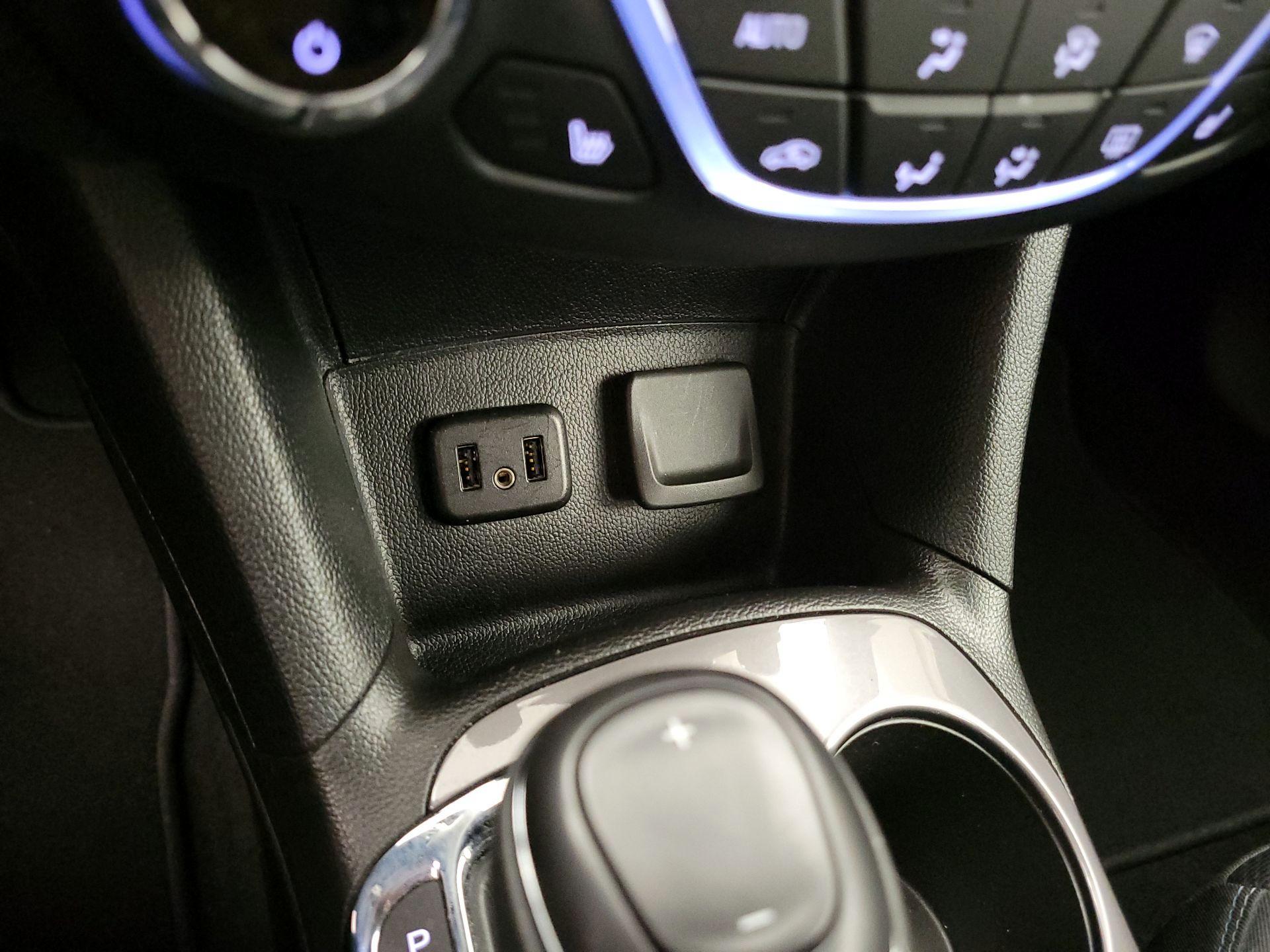 Thumbnail: 2019 Chevrolet Cruze - 18