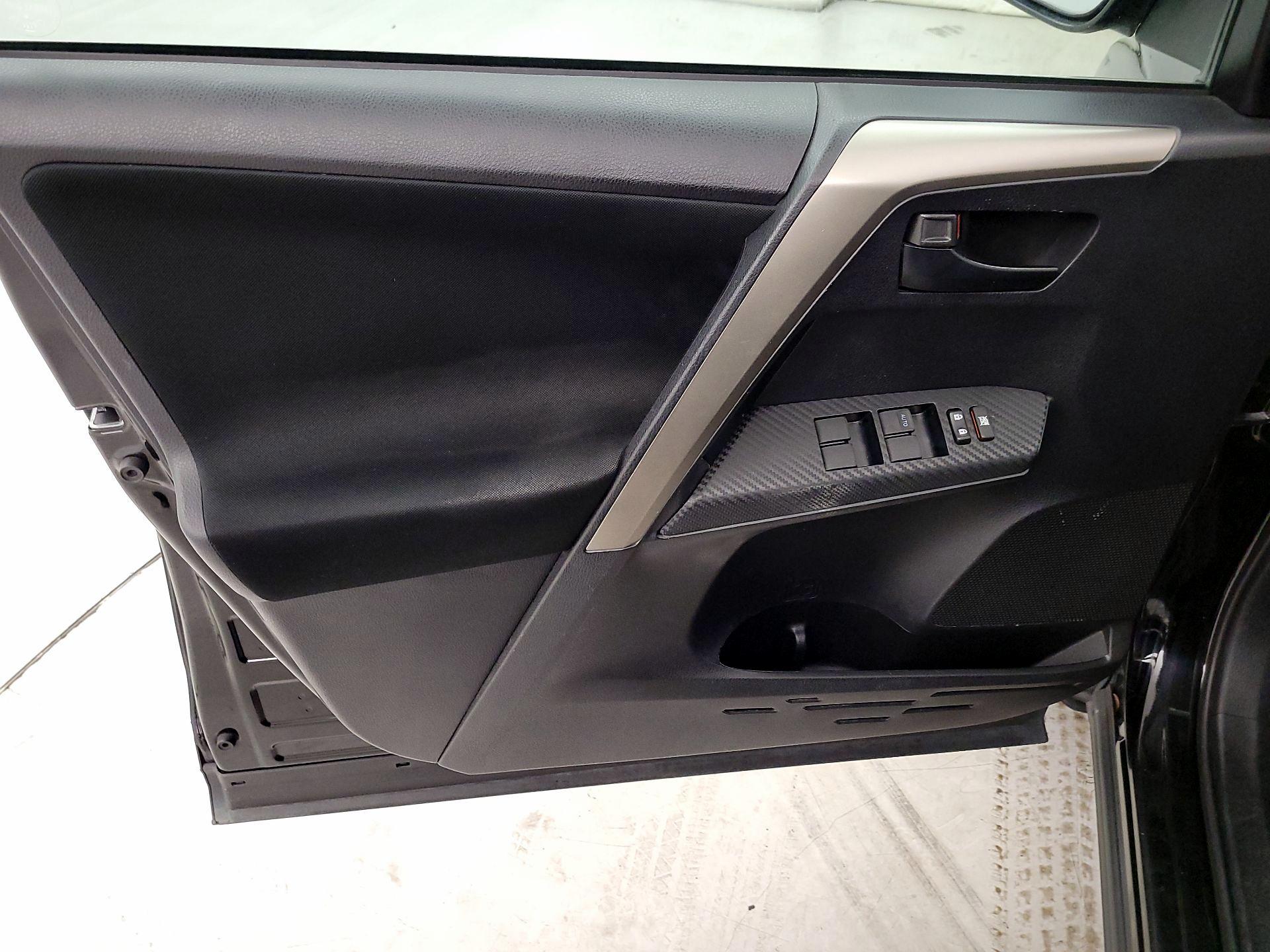 Thumbnail: 2015 Toyota RAV4 - 12