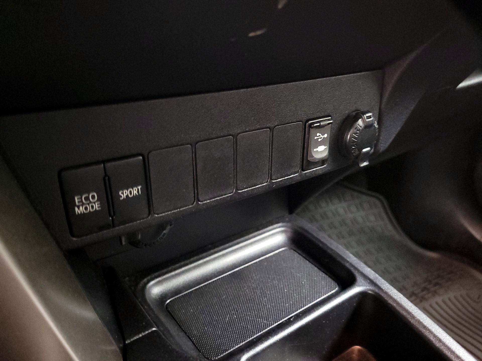 Thumbnail: 2015 Toyota RAV4 - 18