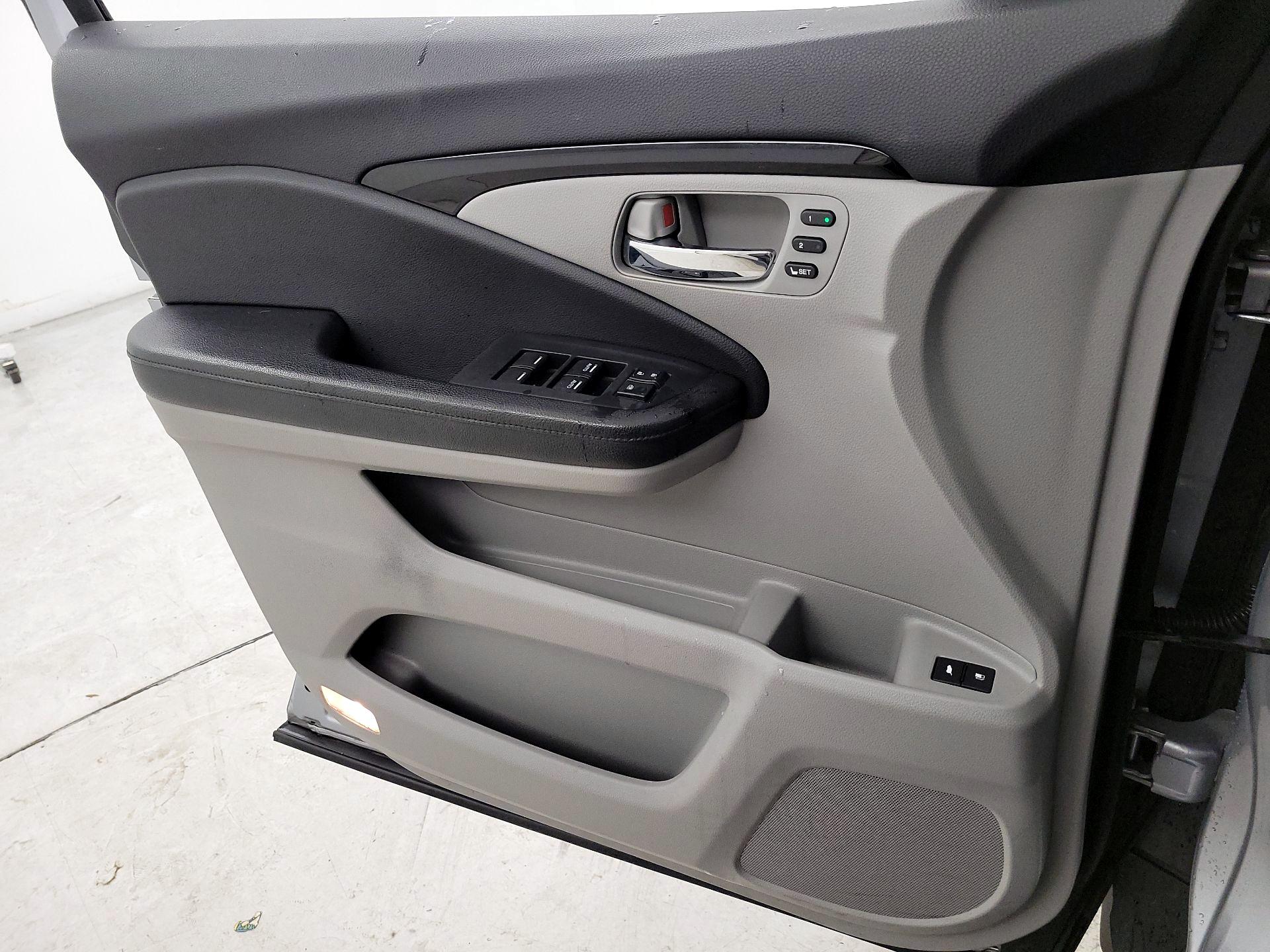 Thumbnail: 2017 Honda Pilot - 12