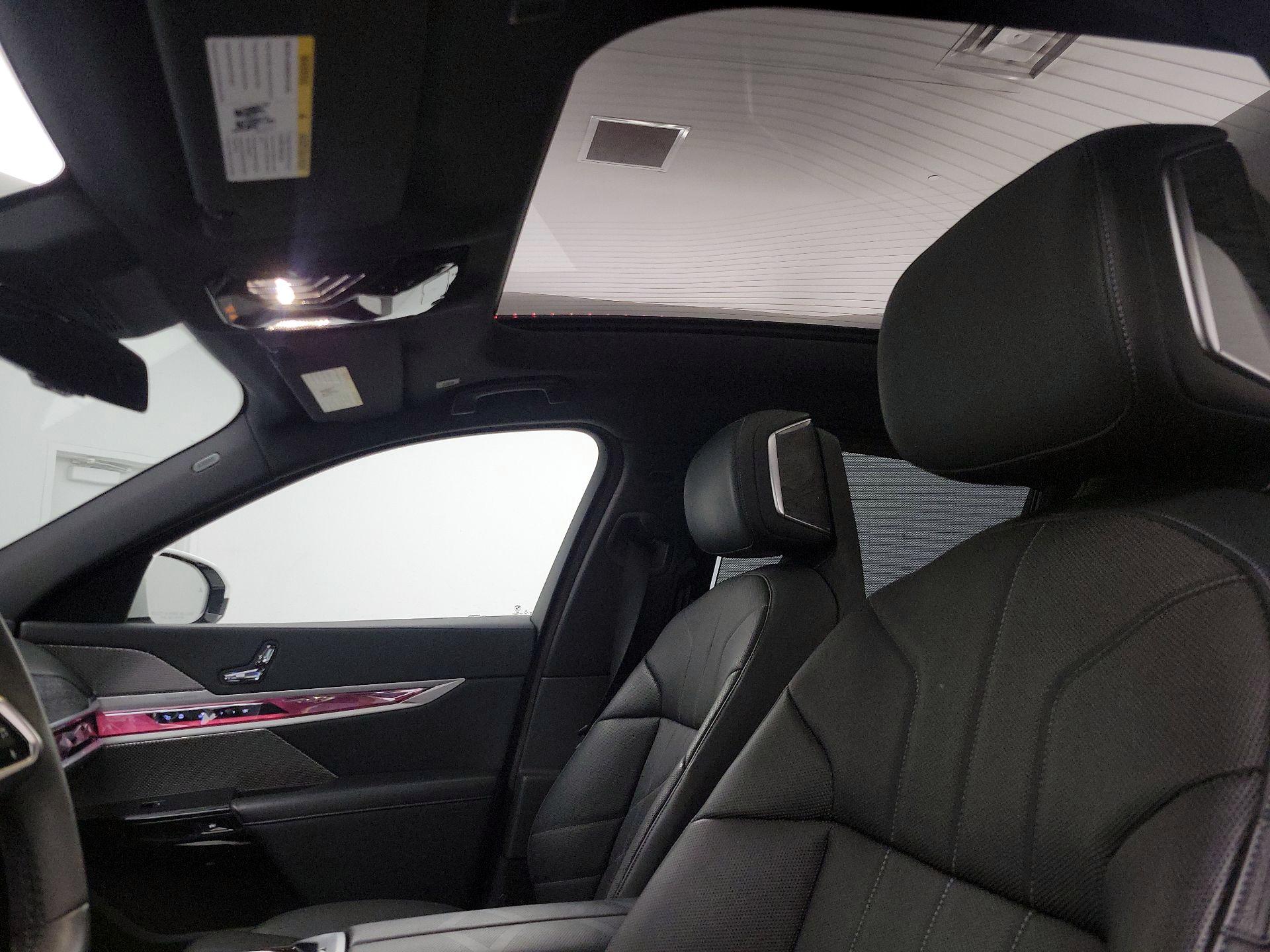 Thumbnail: 2023 BMW 7 Series - 19