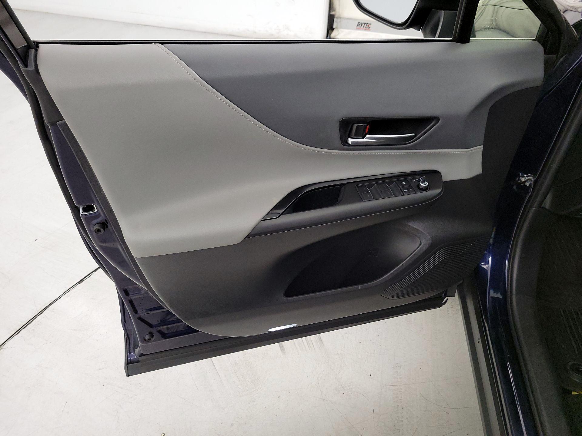 Thumbnail: 2021 Toyota Venza - 12